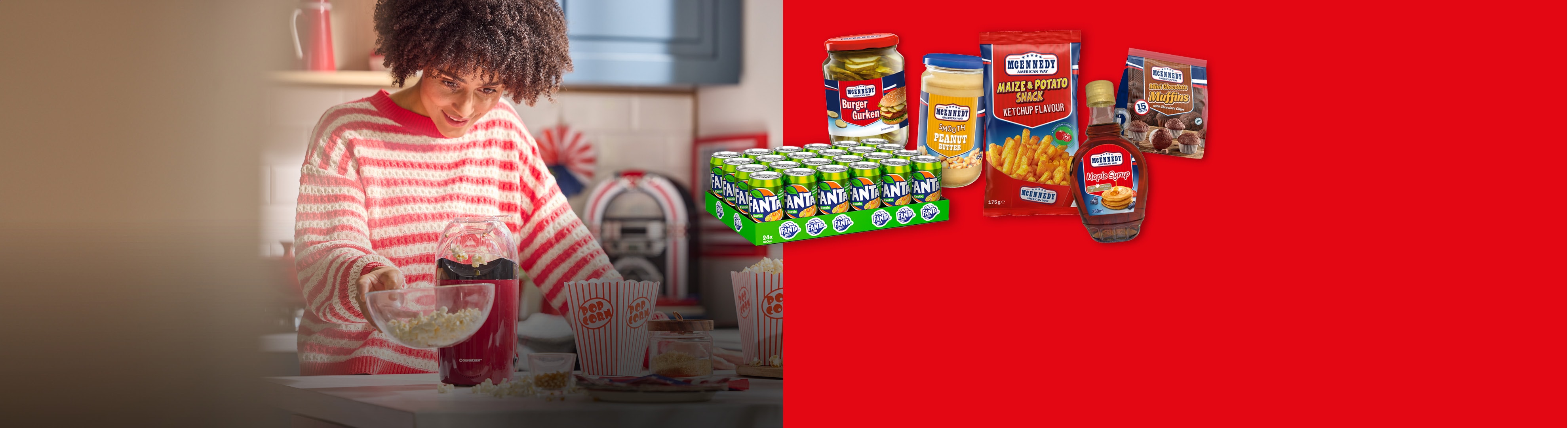 Frau macht Popcorn mit verschiedenen Snacks und Getränken, darunter Gewürzgurken, Erdnussbutter und Chips.