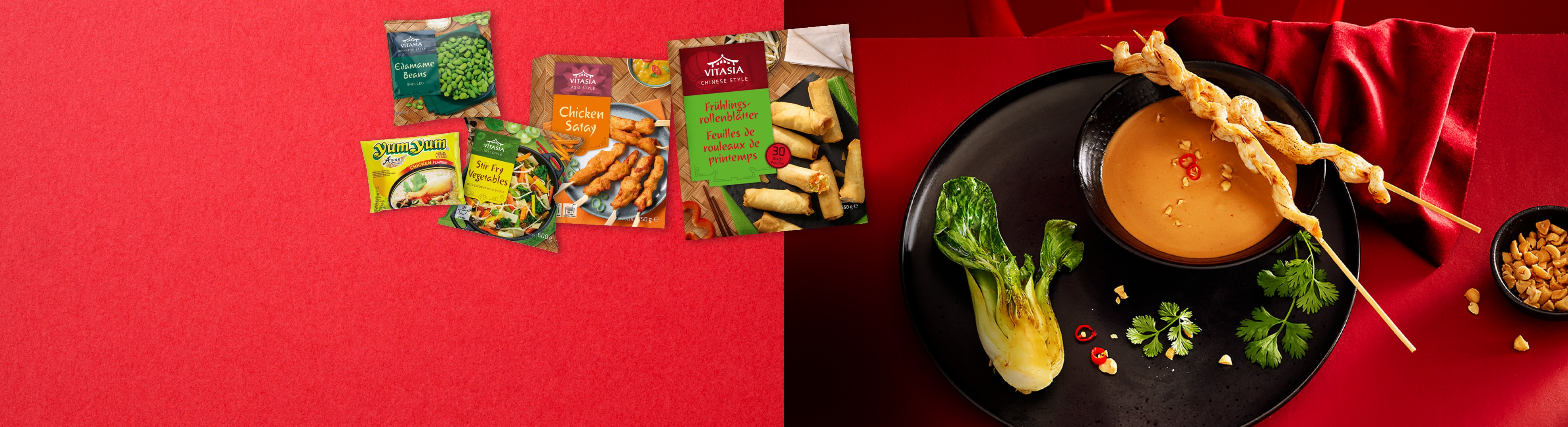 Assortiment de produits asiatiques, dont des brochettes de poulet satay et des rouleaux de printemps.