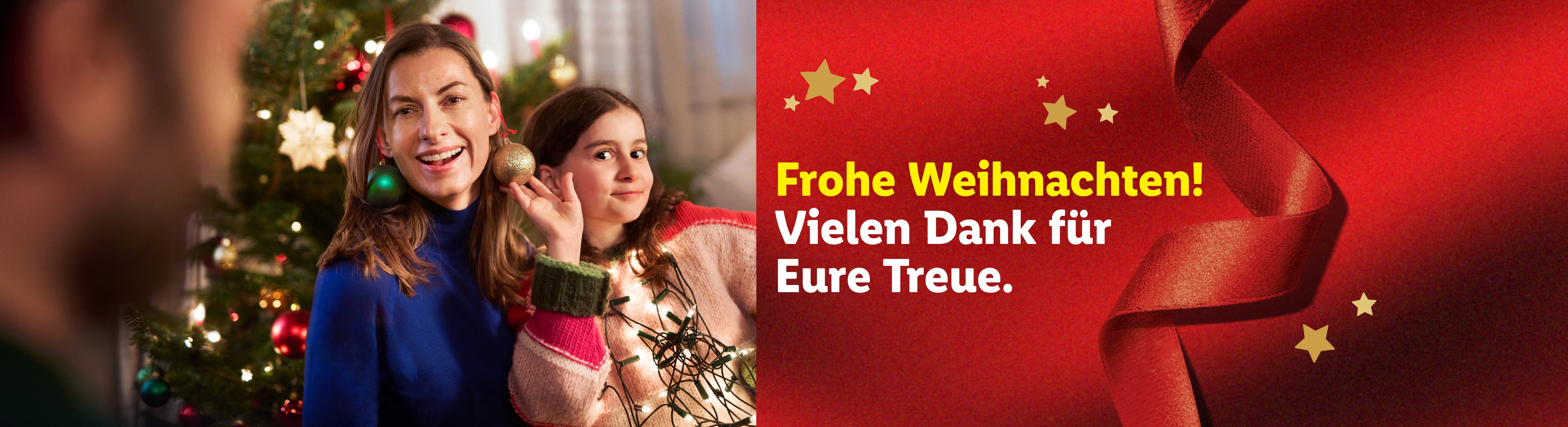 Zwei lächelnde Frauen mit Weihnachtsdekorationen, Text „Frohe Weihnachten! Vielen Dank für Eure Treue.“