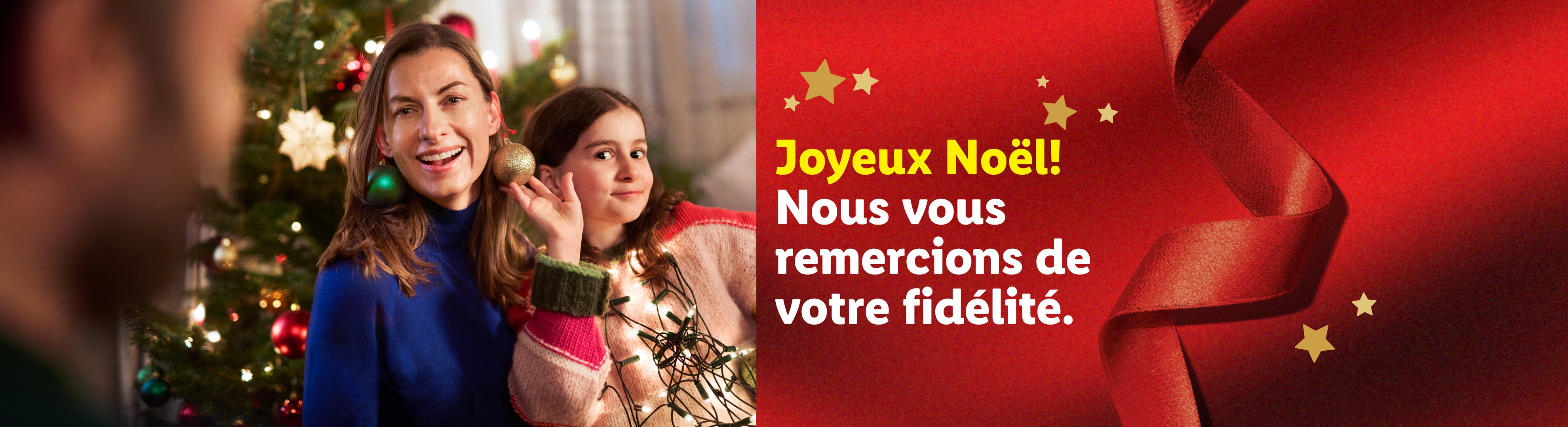 Deux femmes souriantes avec des boules de Noël, et un message de vœux sur fond rouge.