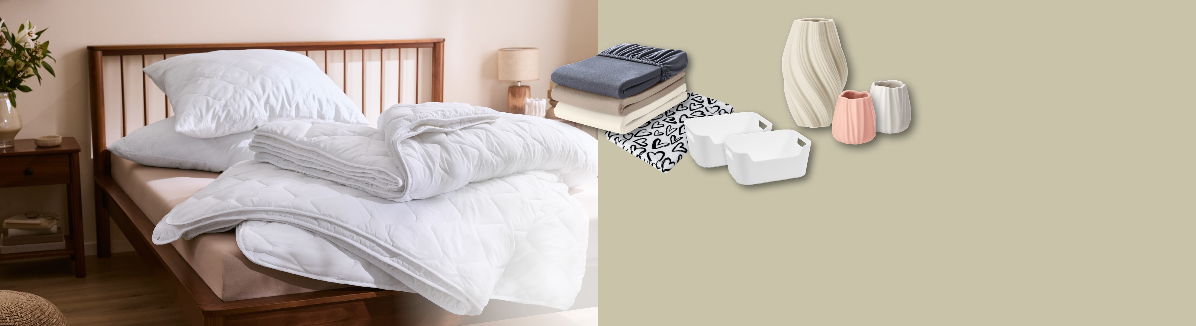 Gesteppte weiße Bettwäsche auf einem Holzbett, mit Laken, Decken und dekorativen Vasen.