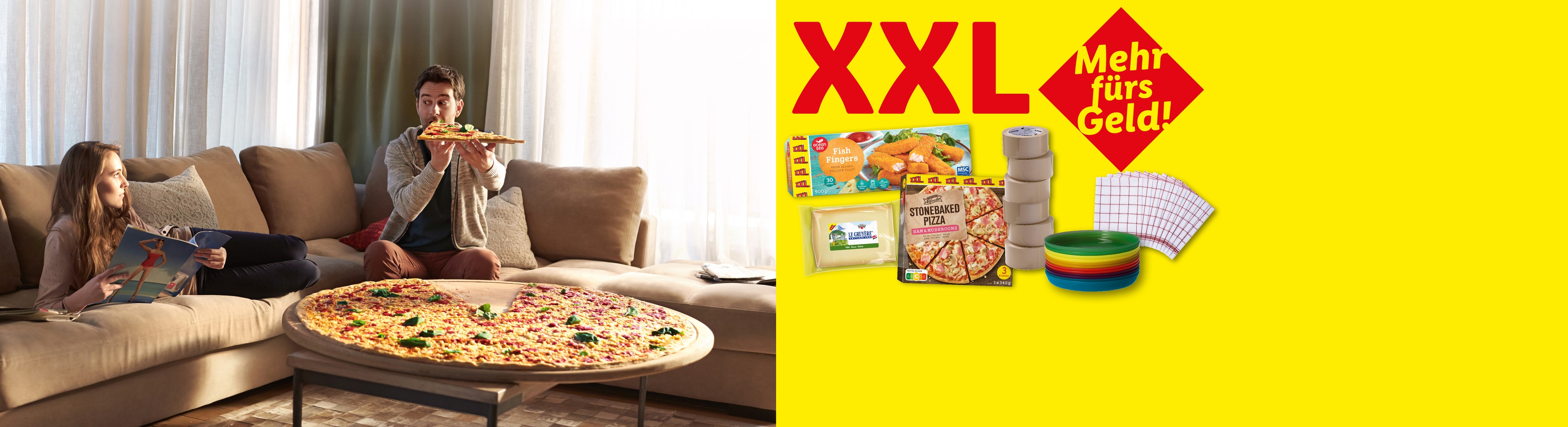 Ein Paar auf einem Sofa mit einer Riesenpizza, daneben XXL-Produkte wie Fischstäbchen, Pizza und Käse.