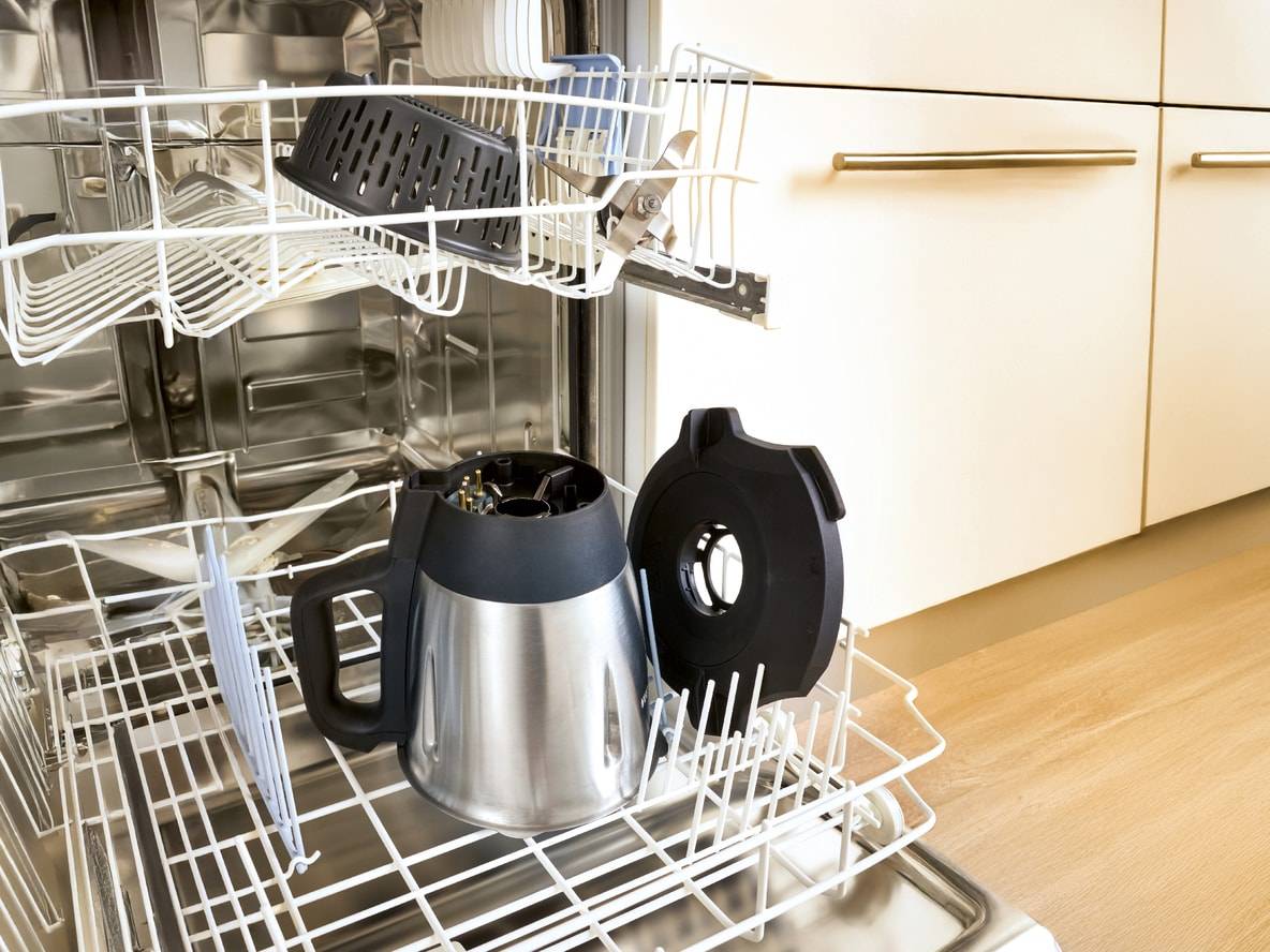 Mixerteile und Küchenutensilien in einem Geschirrspüler