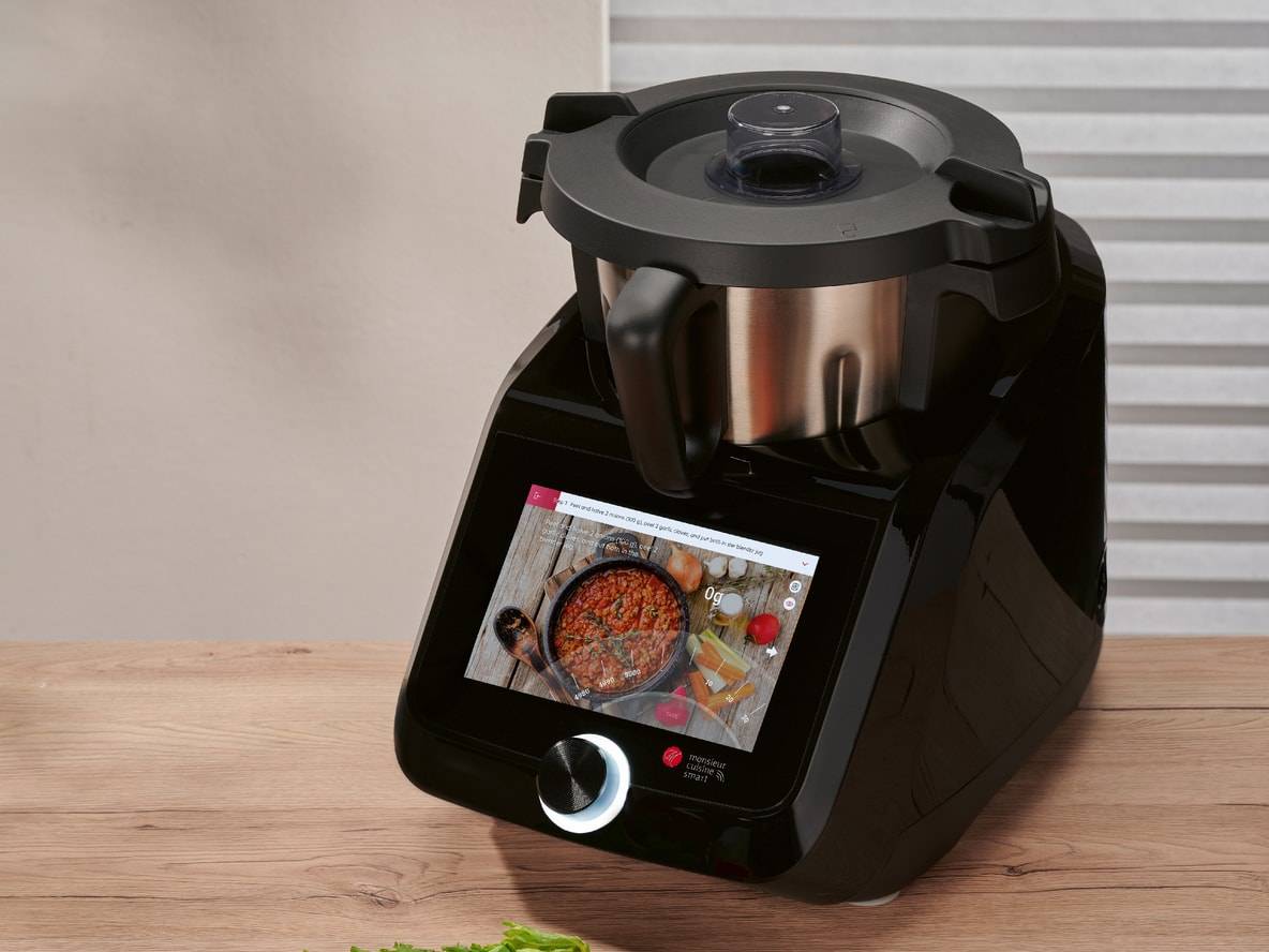Schwarze Monsieur Cuisine Smart Küchenmaschine mit Touchscreen, der ein Rezept anzeigt.