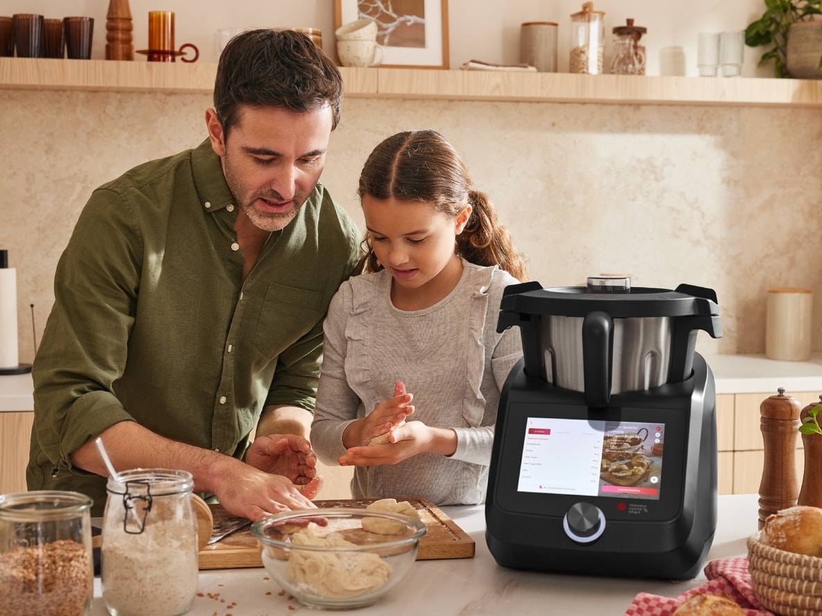Vater und Tochter bereiten Brötchen mit der Monsieur Cuisine Smart Küchenmaschine zu.