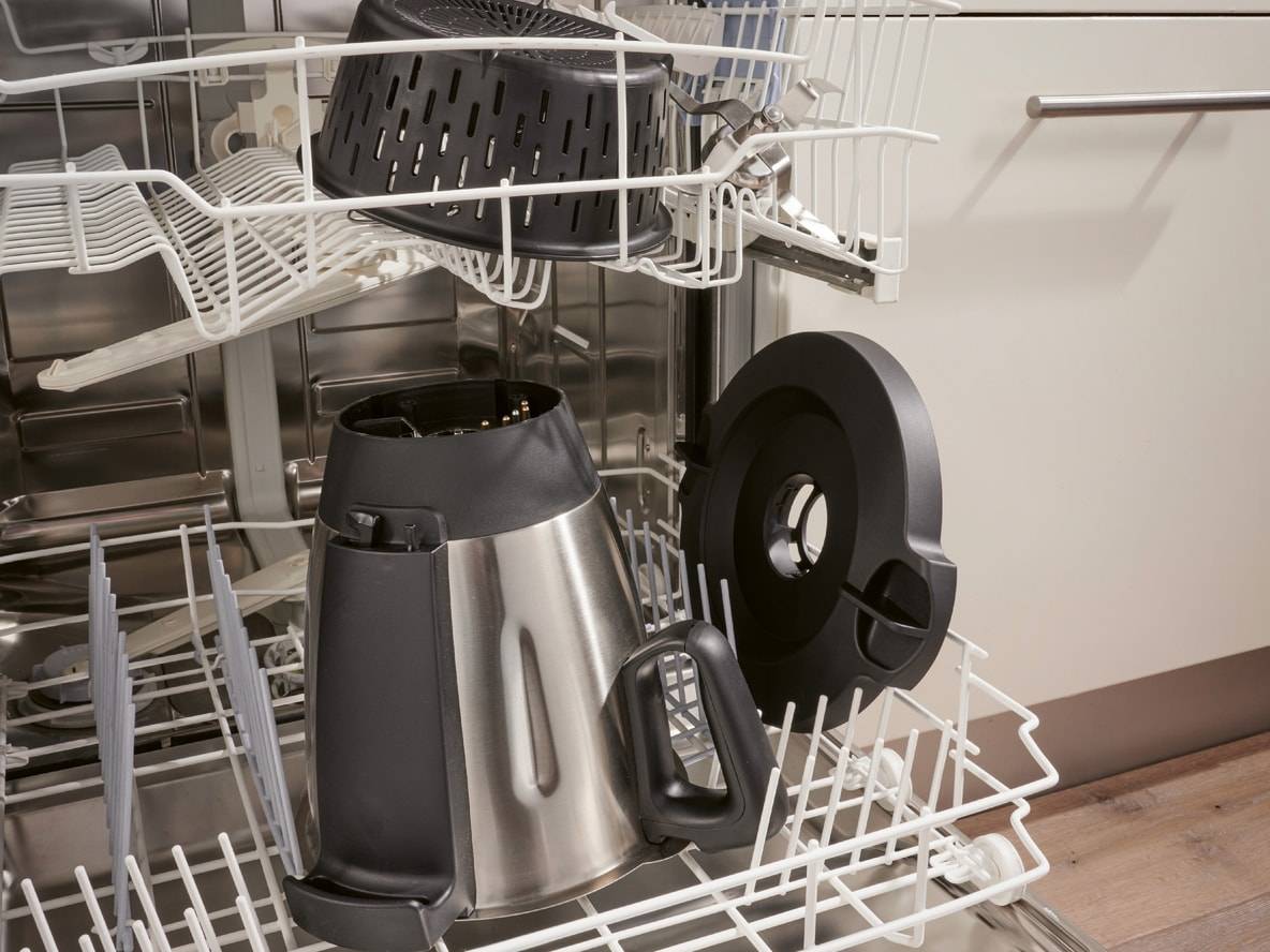 Küchenmaschinen-Zubehör und Sieb in einem geöffneten Geschirrspüler