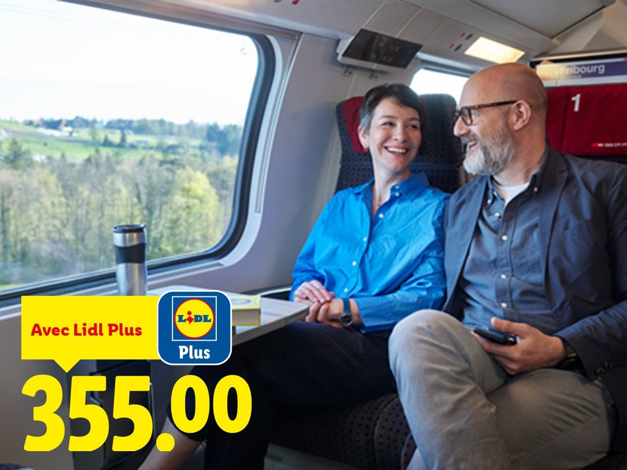 Deux personnes souriantes dans un train, avec une offre de 355.00.