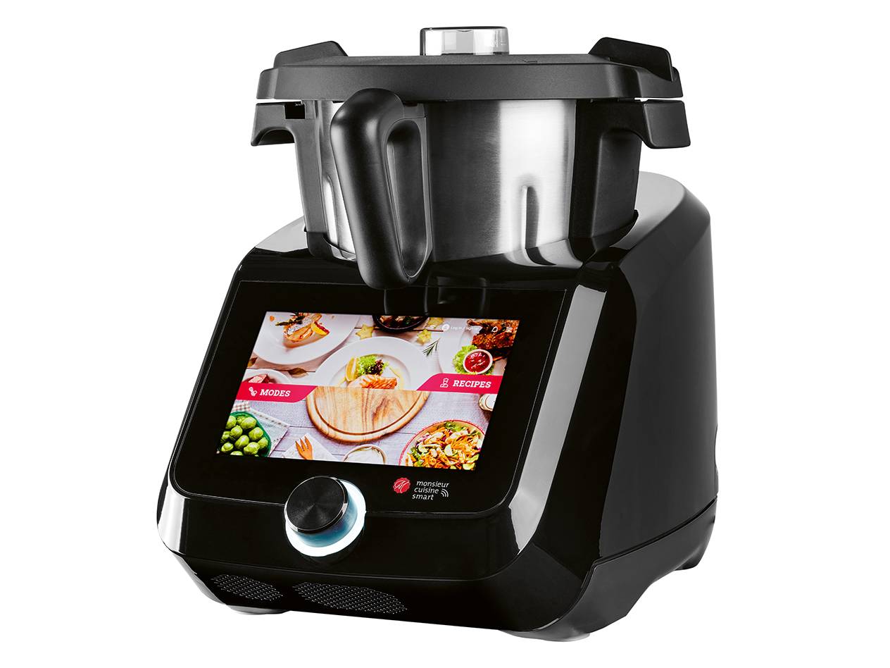 Schwarze Monsieur Cuisine Smart Küchenmaschine mit Touchscreen, der Rezepte anzeigt.