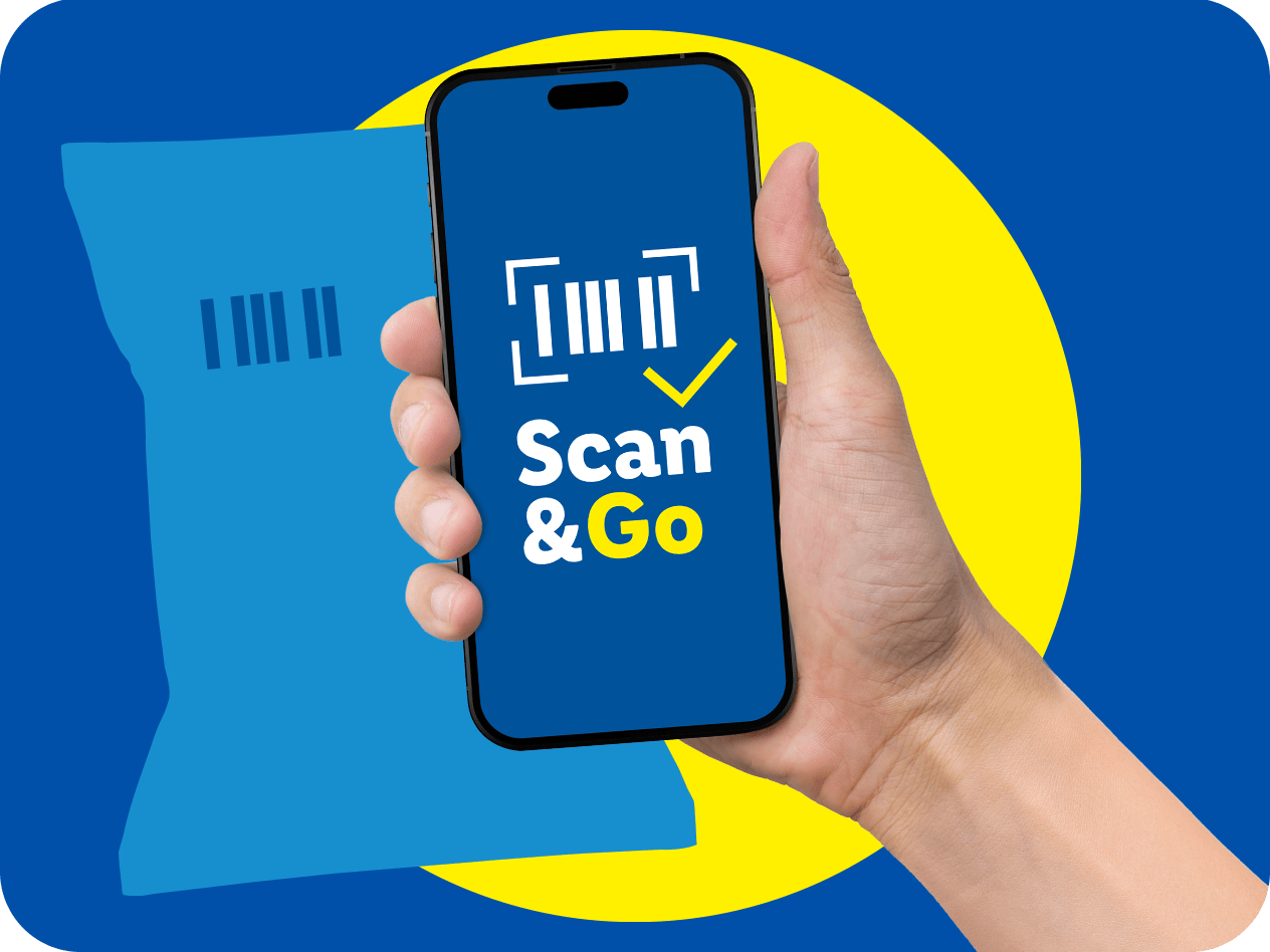 Hand hält Smartphone mit „Scan & Go“-App, daneben eine blaue Einkaufstasche mit Barcode.