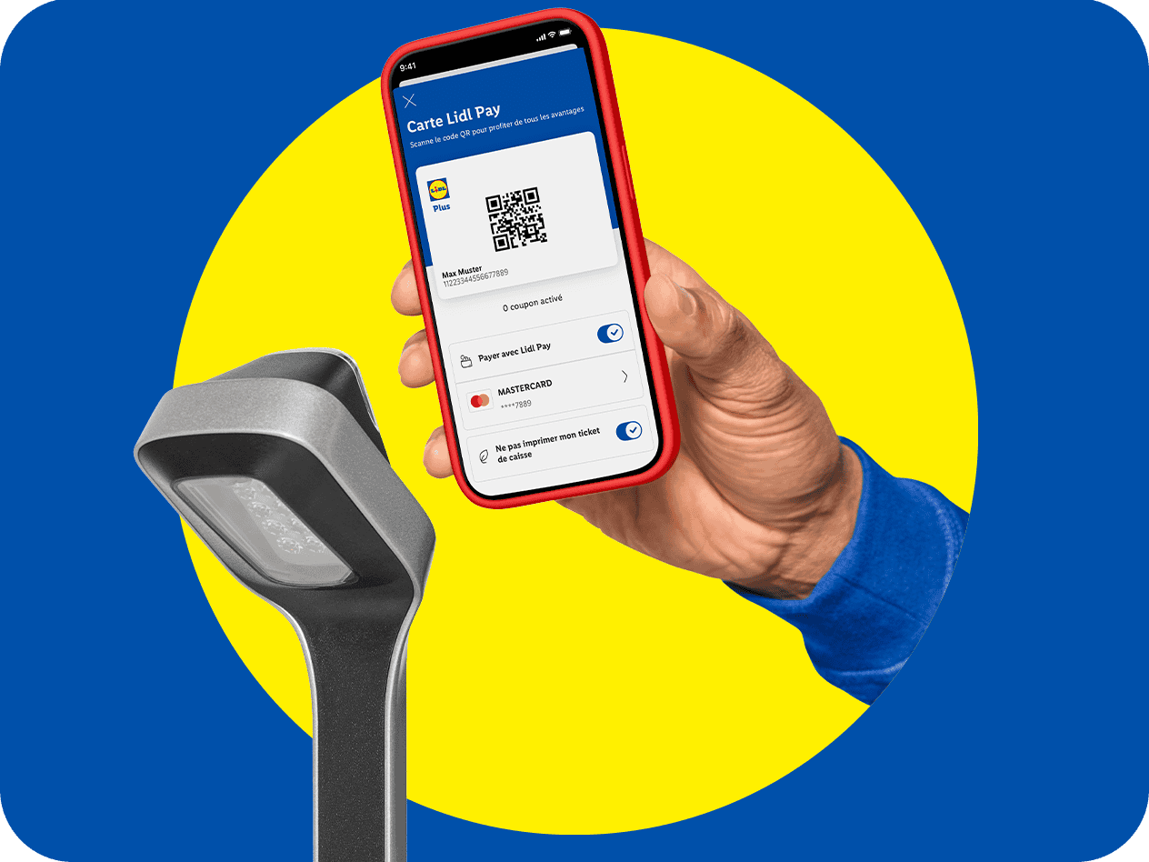 Une main tient un smartphone avec une carte de fidélité numérique scannée par un lecteur.