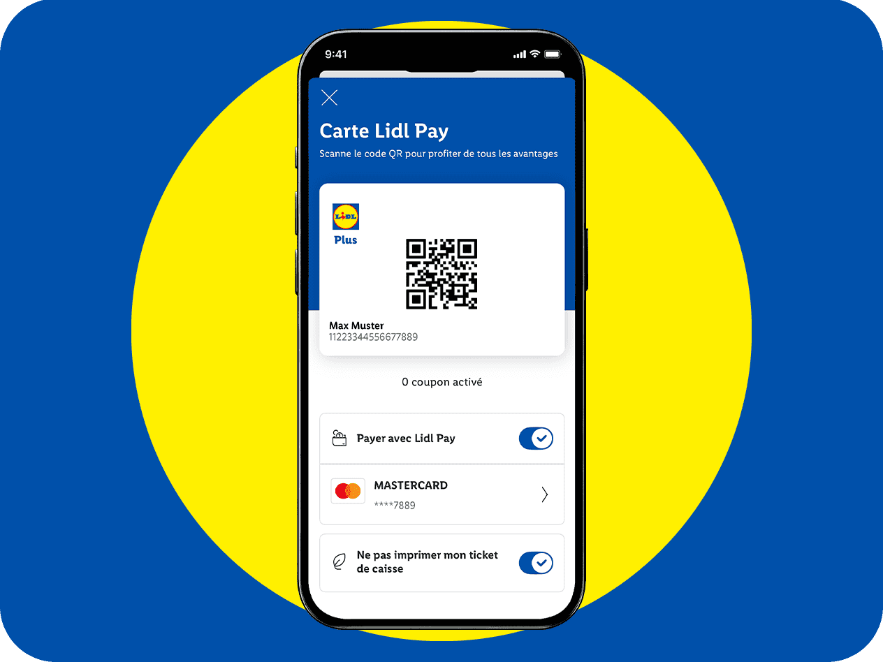 Un smartphone affiche la carte de fidélité numérique d'une chaîne de supermarchés avec un code QR et des options de paiement.