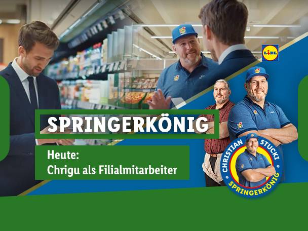 Mann im Anzug in einem Supermarkt, mit einem Mitarbeiter in blauer Uniform und dem „SpringerKönig“-Logo.