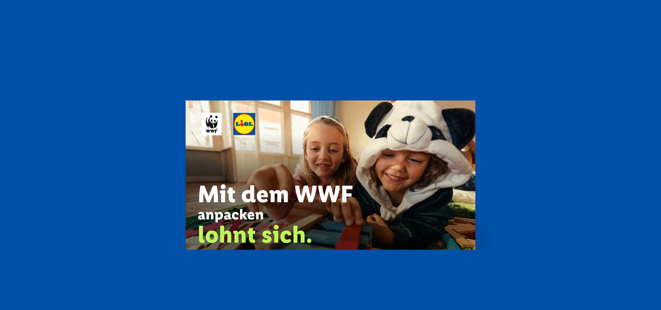 Zwei Kinder spielen mit Holzbausteinen, mit WWF- und Lidl-Logos. Text: „Mit dem WWF anpacken lohnt sich.“