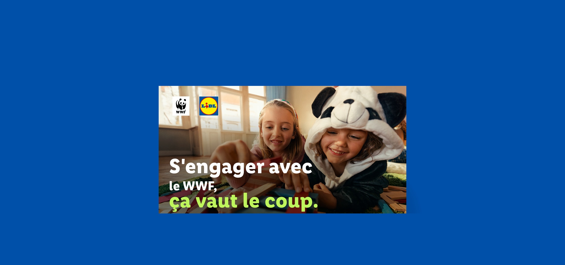 Deux enfants jouent avec des blocs en bois, avec les logos WWF et Lidl. Texte : « S'engager avec le WWF, ça vaut le coup. »