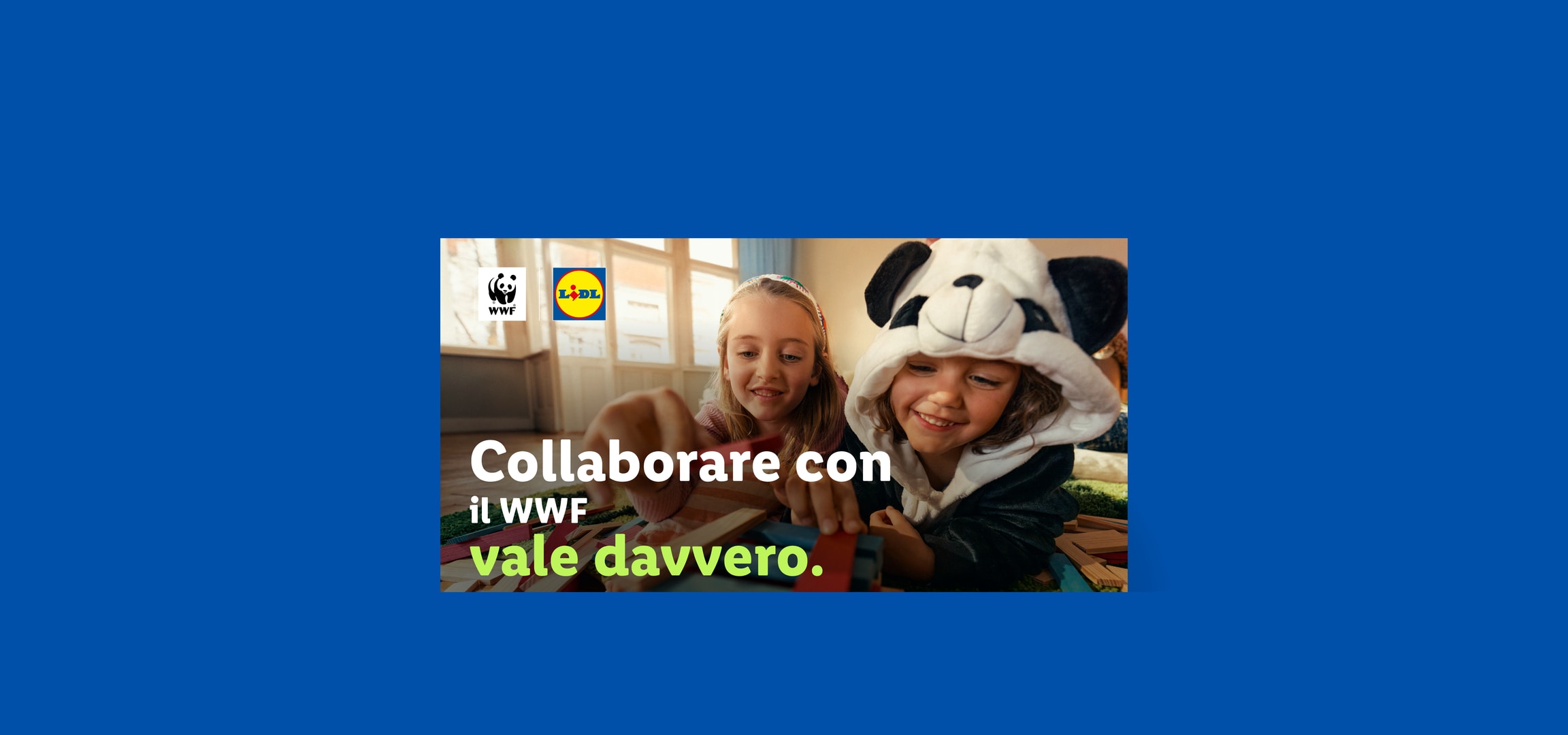 Due bambini giocano con blocchi di legno, con testo che promuove la collaborazione.