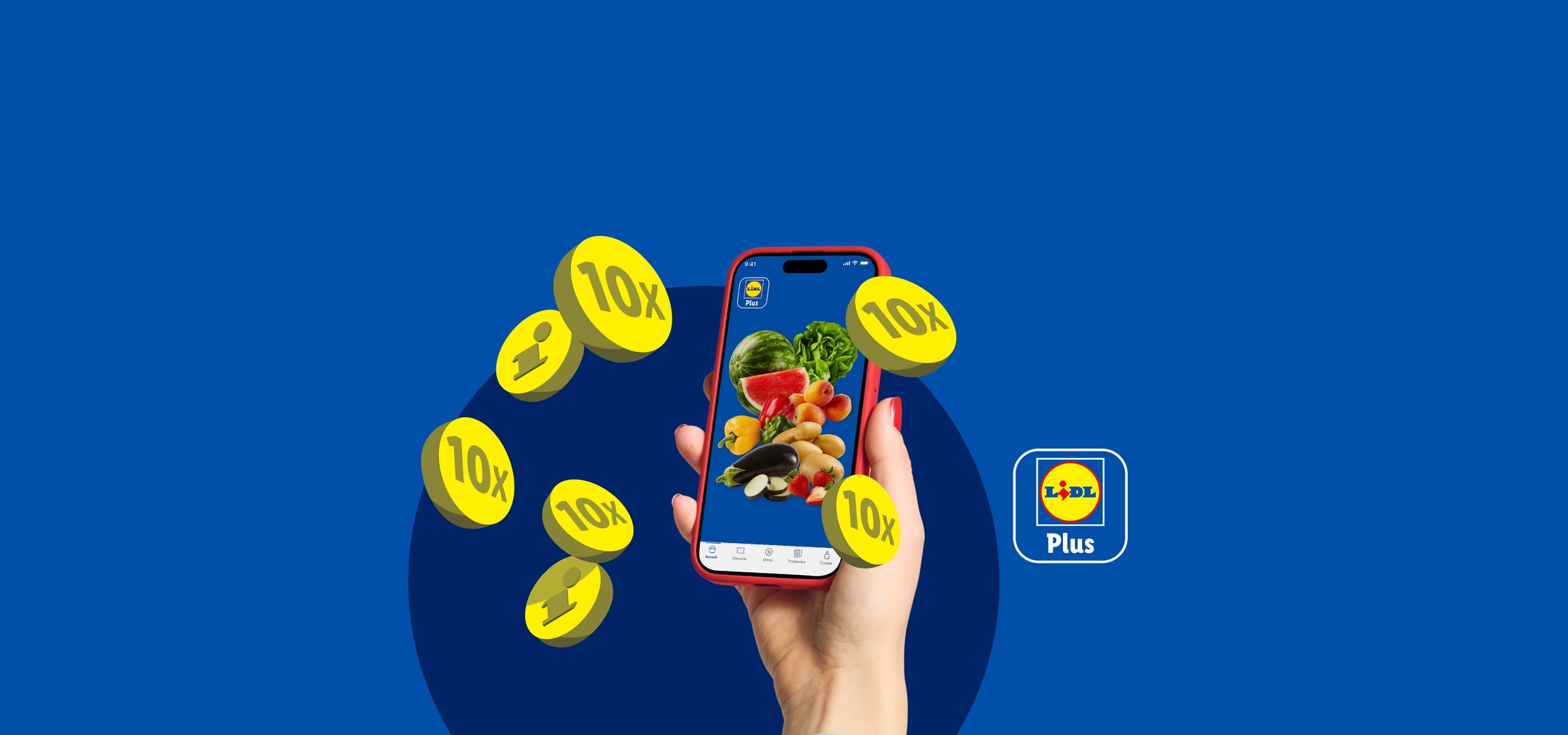 Une main tient un smartphone affichant des fruits et légumes, entouré de pièces dorées avec '10x' et une icône d'information.