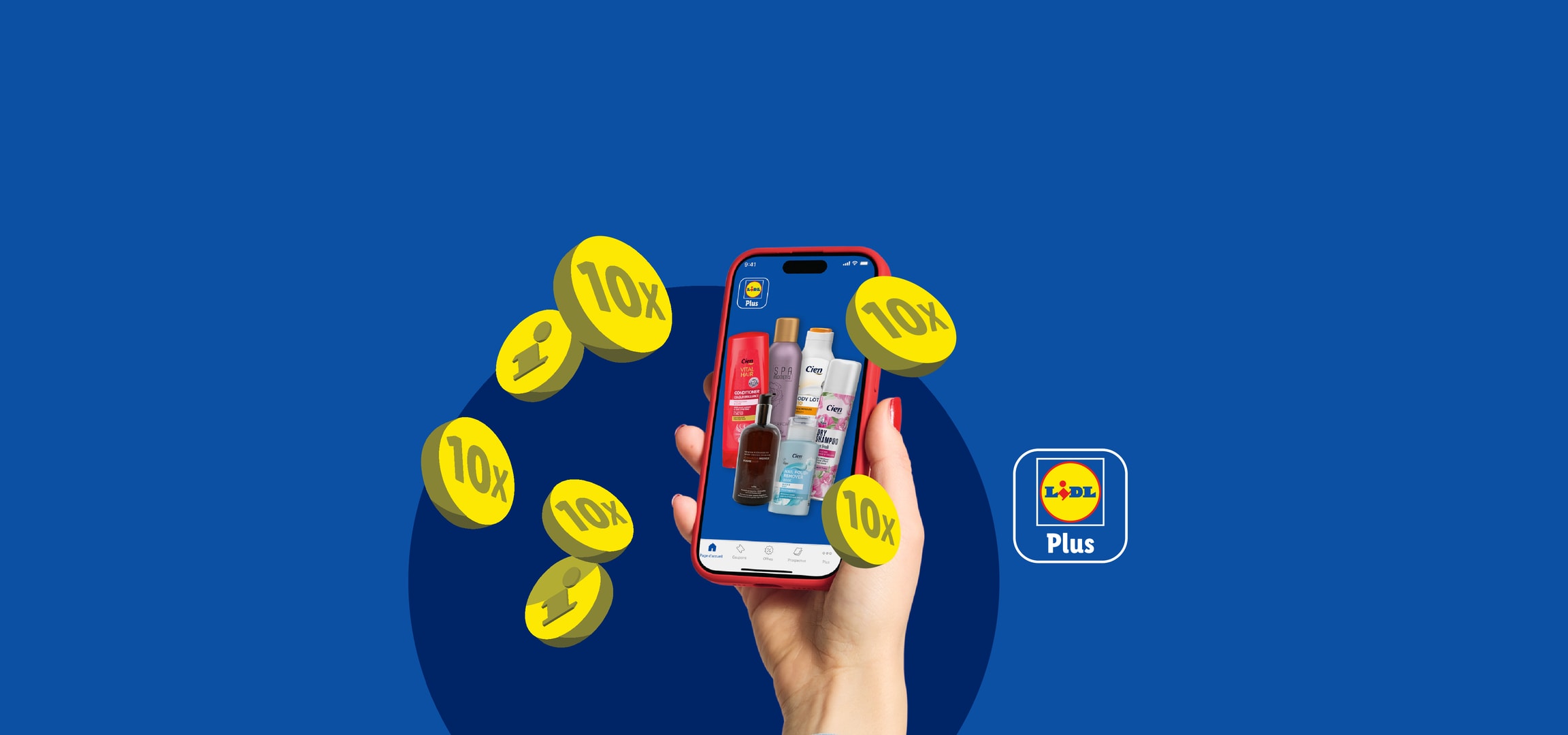 Main tenant un smartphone affichant des produits de soins personnels et des pièces 10x flottantes, avec le logo Lidl Plus.