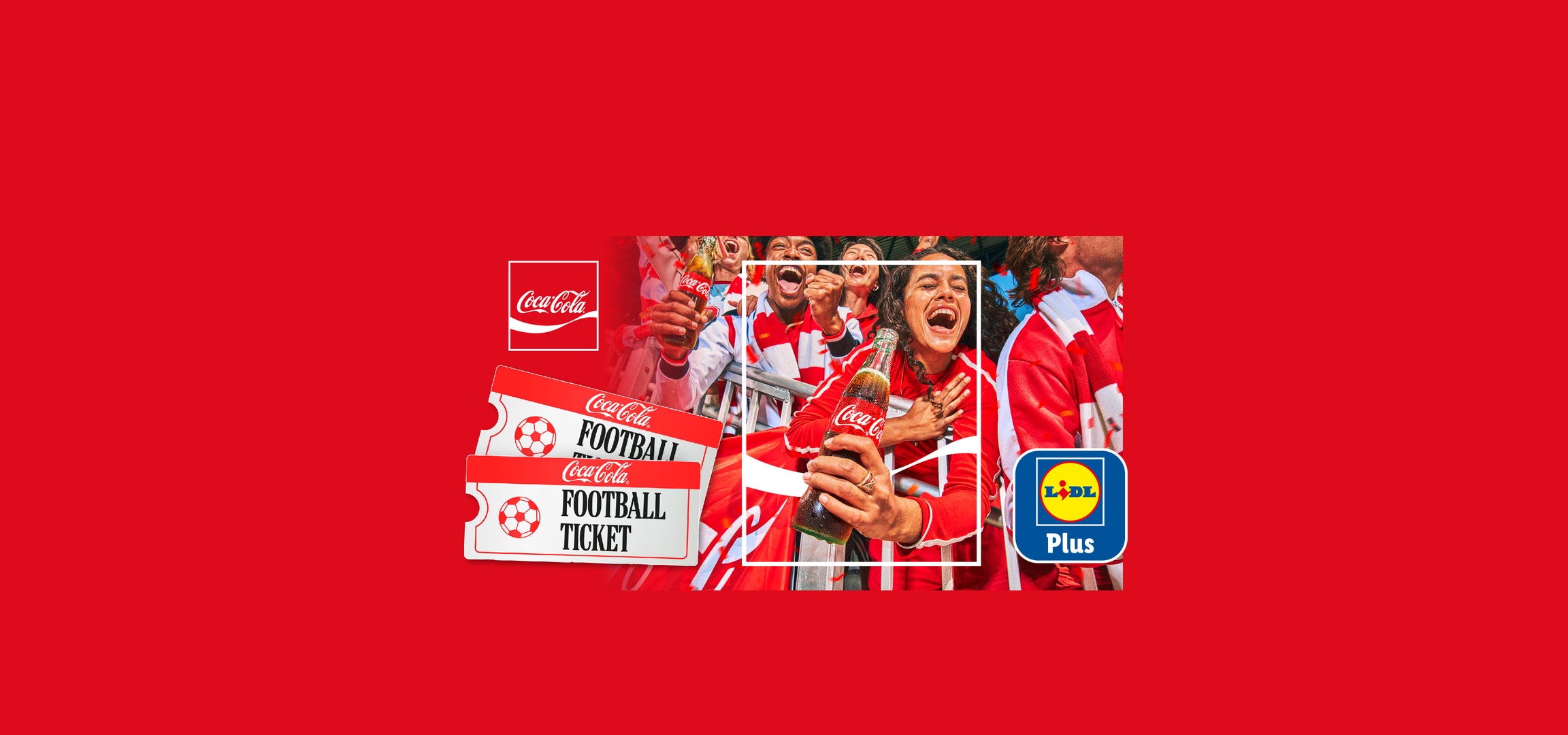 Billets de football et boissons en bouteille, avec des fans exultants dans un stade.