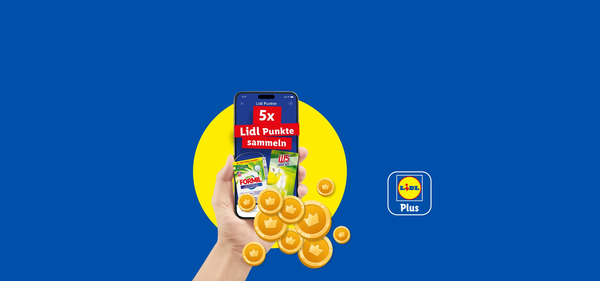Hand hält Smartphone mit Lidl Plus App, die ein Punkteangebot und Haushaltsprodukte zeigt.