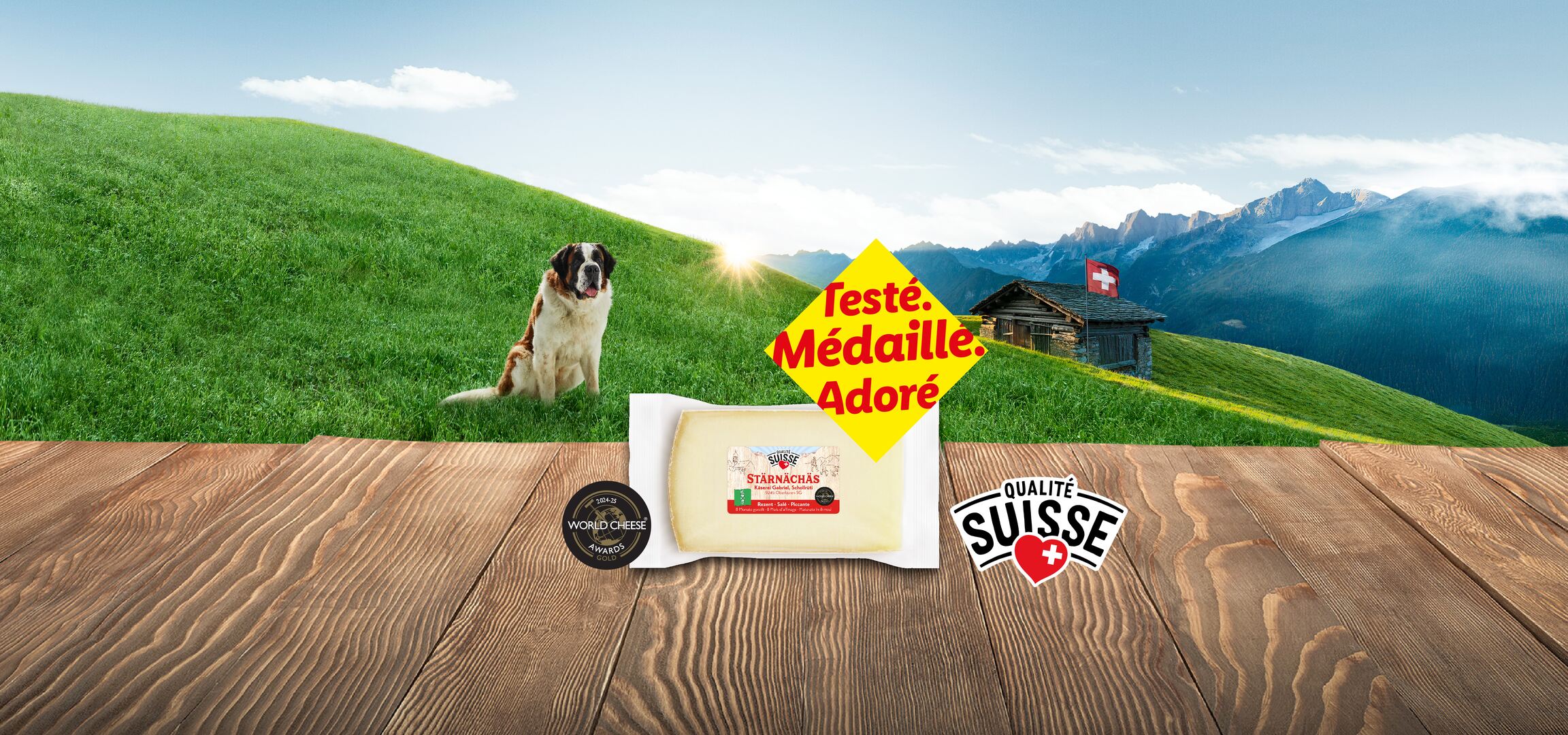 Fromages suisses Toggenburger Gwitterchäs et Stärnächäs avec médaille, sur fond de montagne.