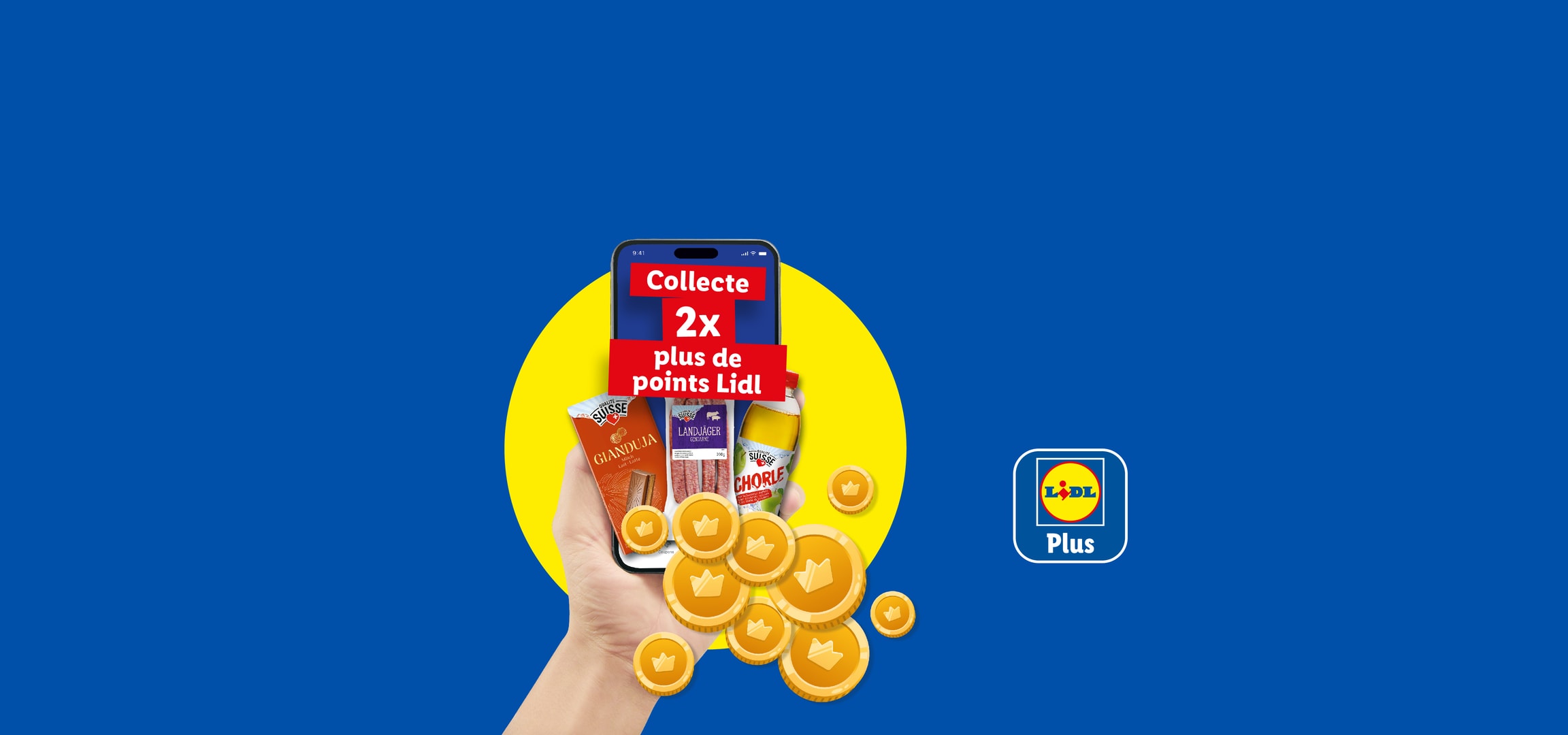 Main tenant un smartphone avec l'application Lidl Plus, affichant une offre de points doublés, avec des produits alimentaires et des pièces d'or.