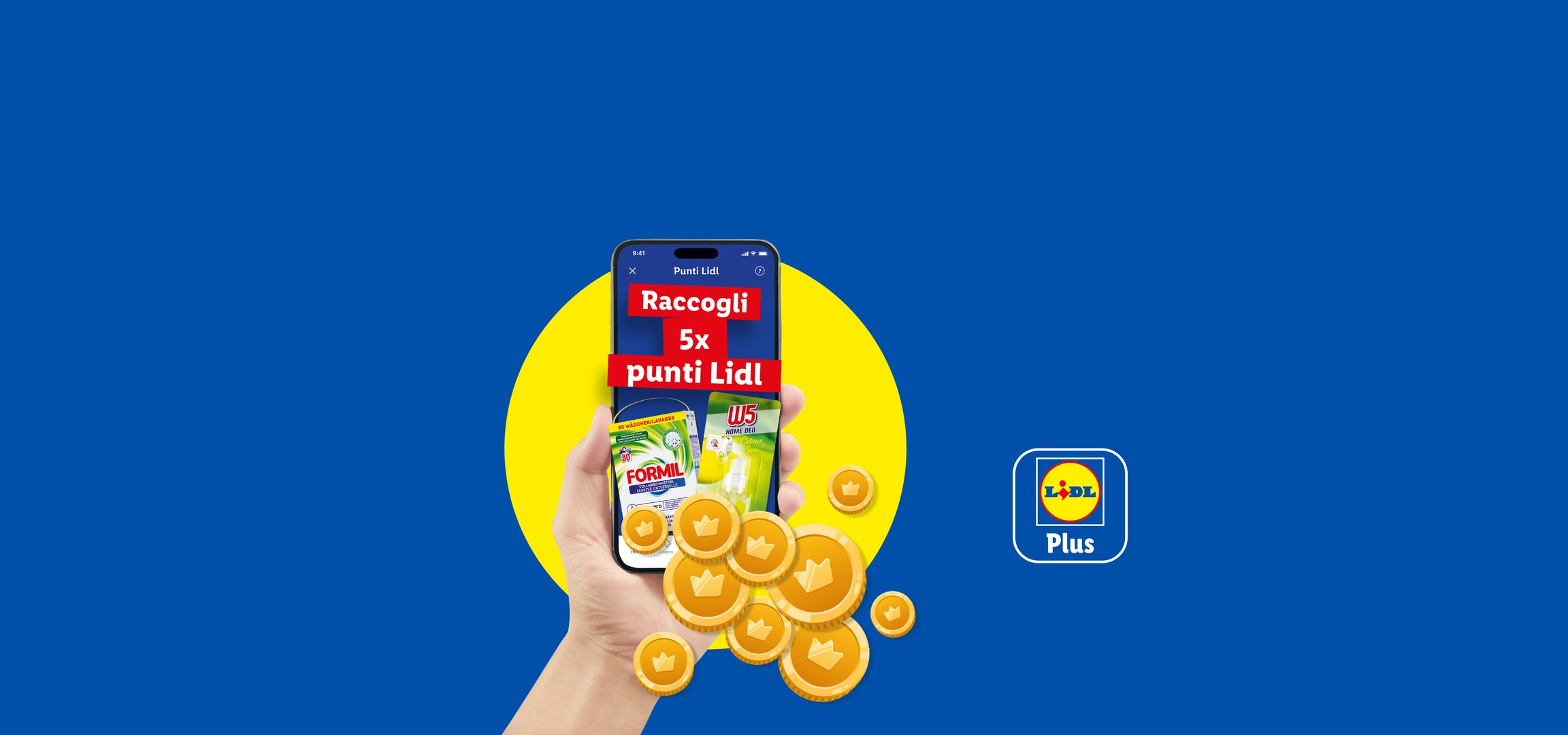 Mano che tiene uno smartphone con l'app Lidl Plus, che mostra punti e monete d'oro.