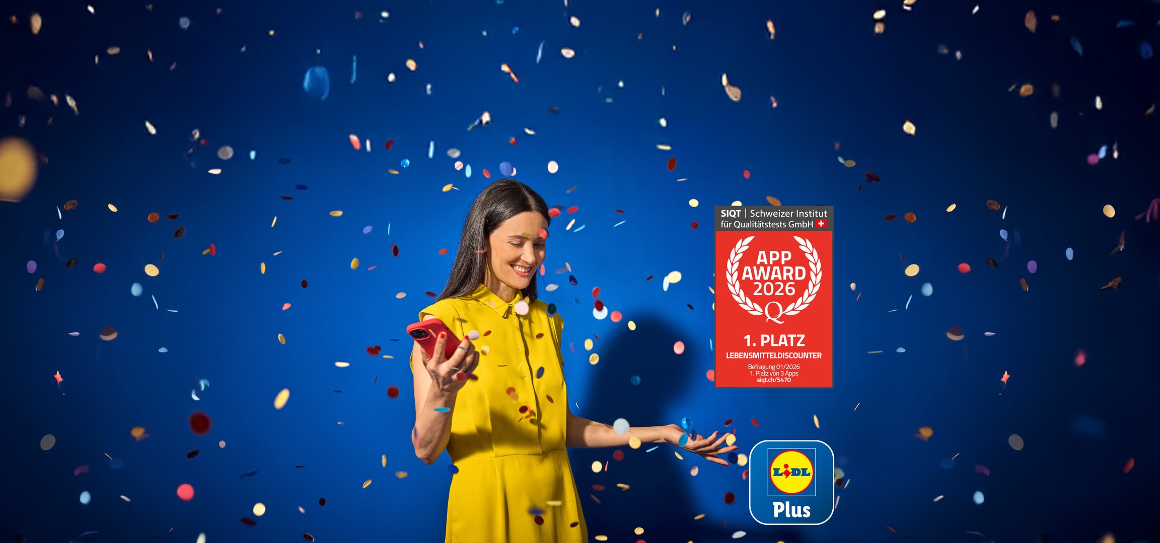 Eine Frau feiert den ersten Platz der App bei einem Lebensmitteldiscounter-Award, umgeben von Konfetti.