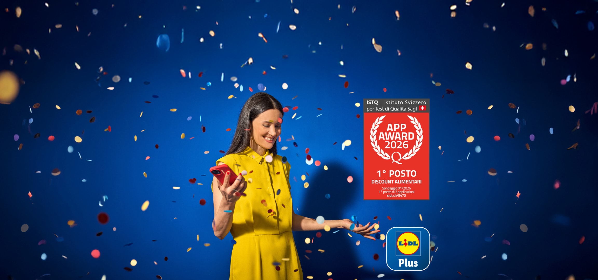 Donna festeggia con coriandoli e smartphone, premiata come migliore app alimentare 2026.