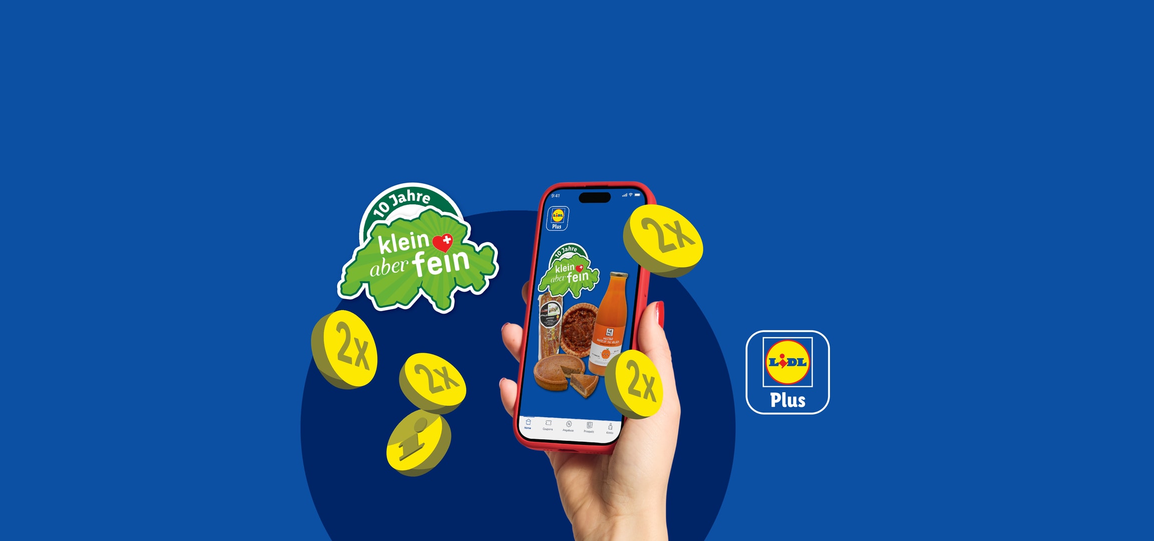 Hand hält Smartphone mit App, die Kuchen, Saft und eine Schweizer Karte mit dem Text '10 Jahre klein aber fein' zeigt, umgeben von 2x-Münzen und dem Plus-Logo.