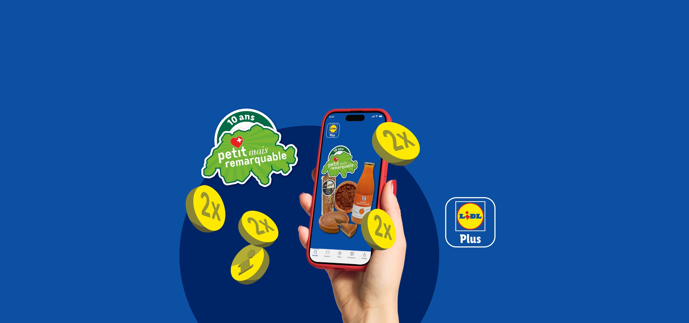Main tenant un smartphone avec l'application Lidl Plus, entourée de pièces 2x et d'un logo « 10 ans petit mais remarquable ».