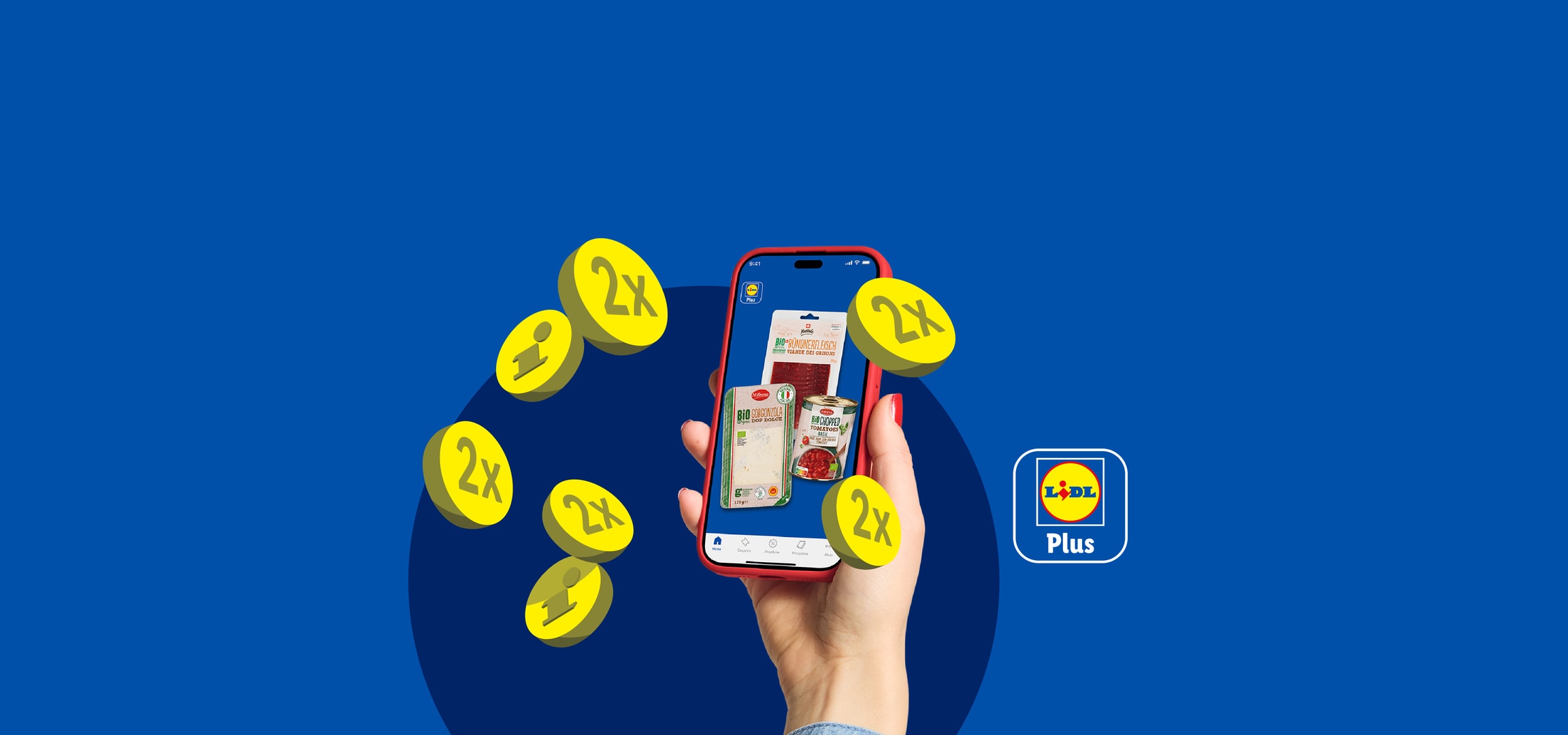 Eine Hand hält ein Smartphone mit der Lidl Plus App, die Lebensmittelprodukte und 2x-Münzen zeigt.