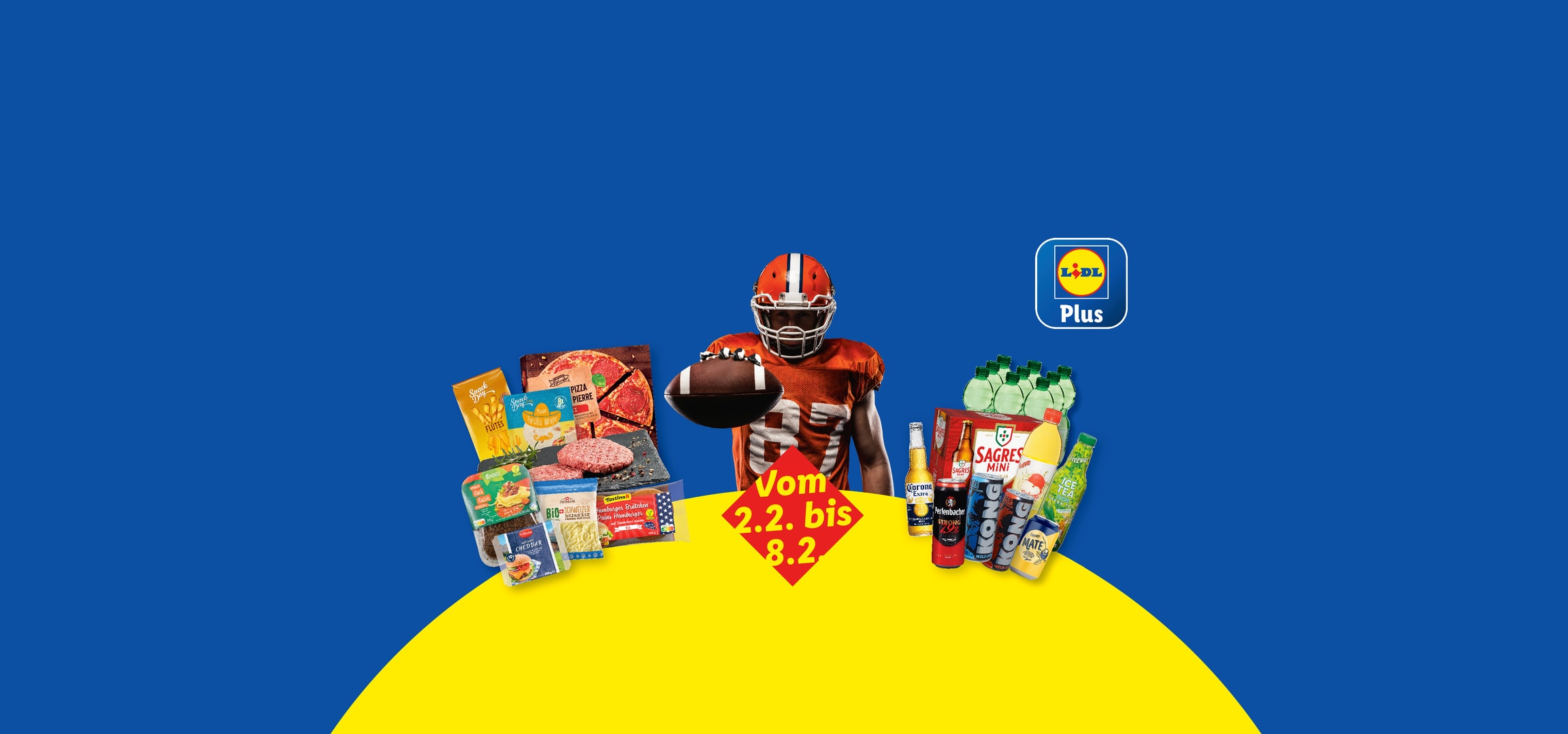 Ein American-Football-Spieler mit Lidl-Produkten, darunter Pizza, Snacks und Getränke.