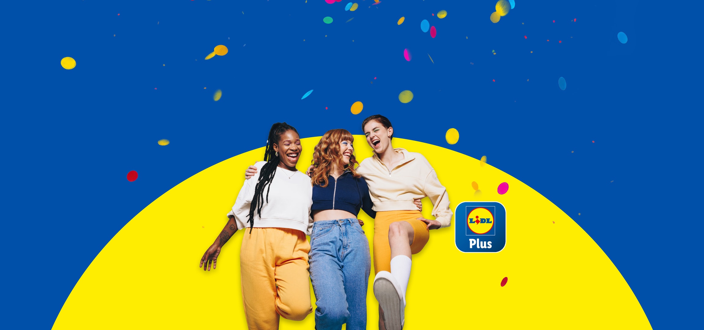 Drei lächelnde junge Frauen mit bunten Konfetti und dem Plus-Logo.