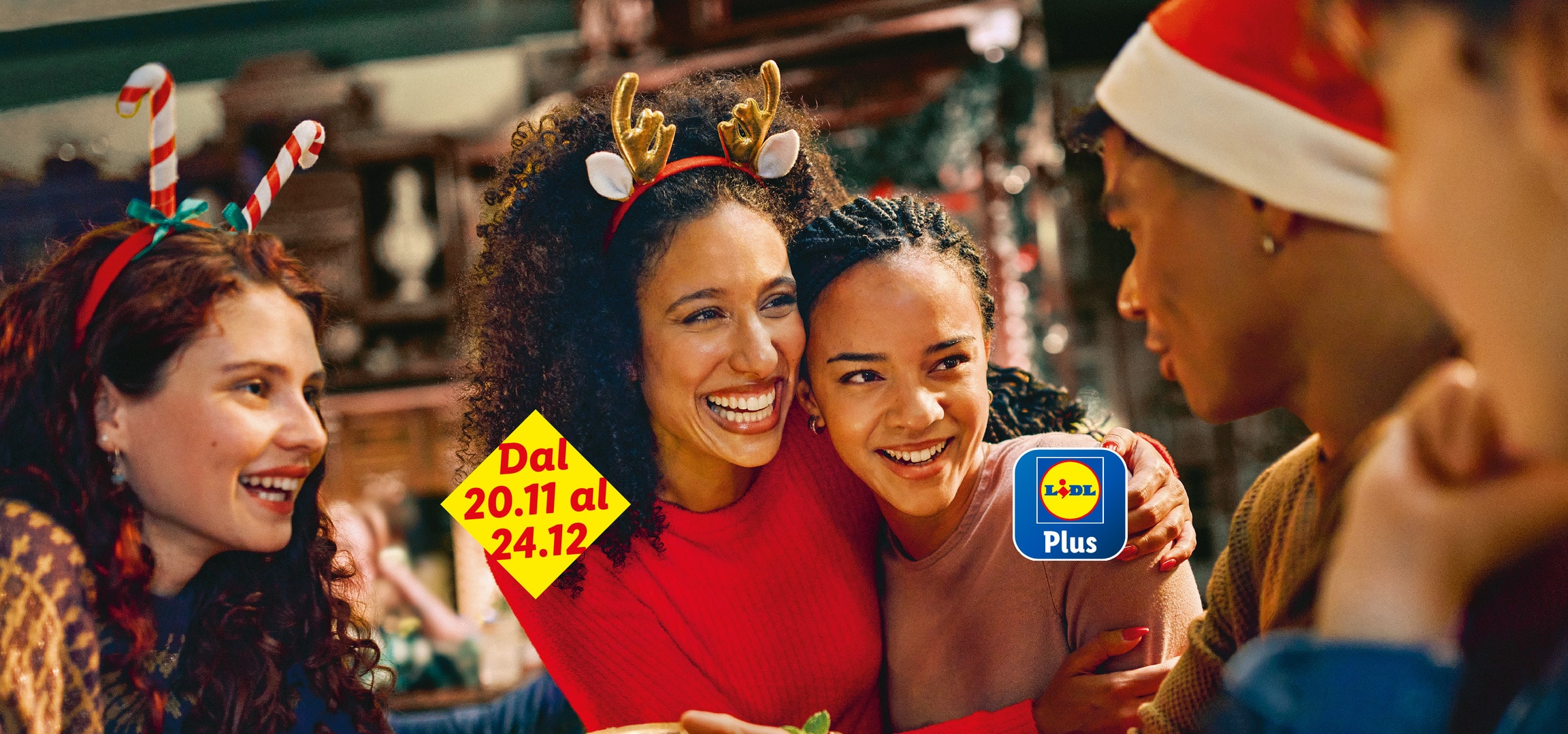 Amici festeggiano il Natale con accessori a tema e il logo Lidl Plus. Offerta dal 20.11 al 24.12.