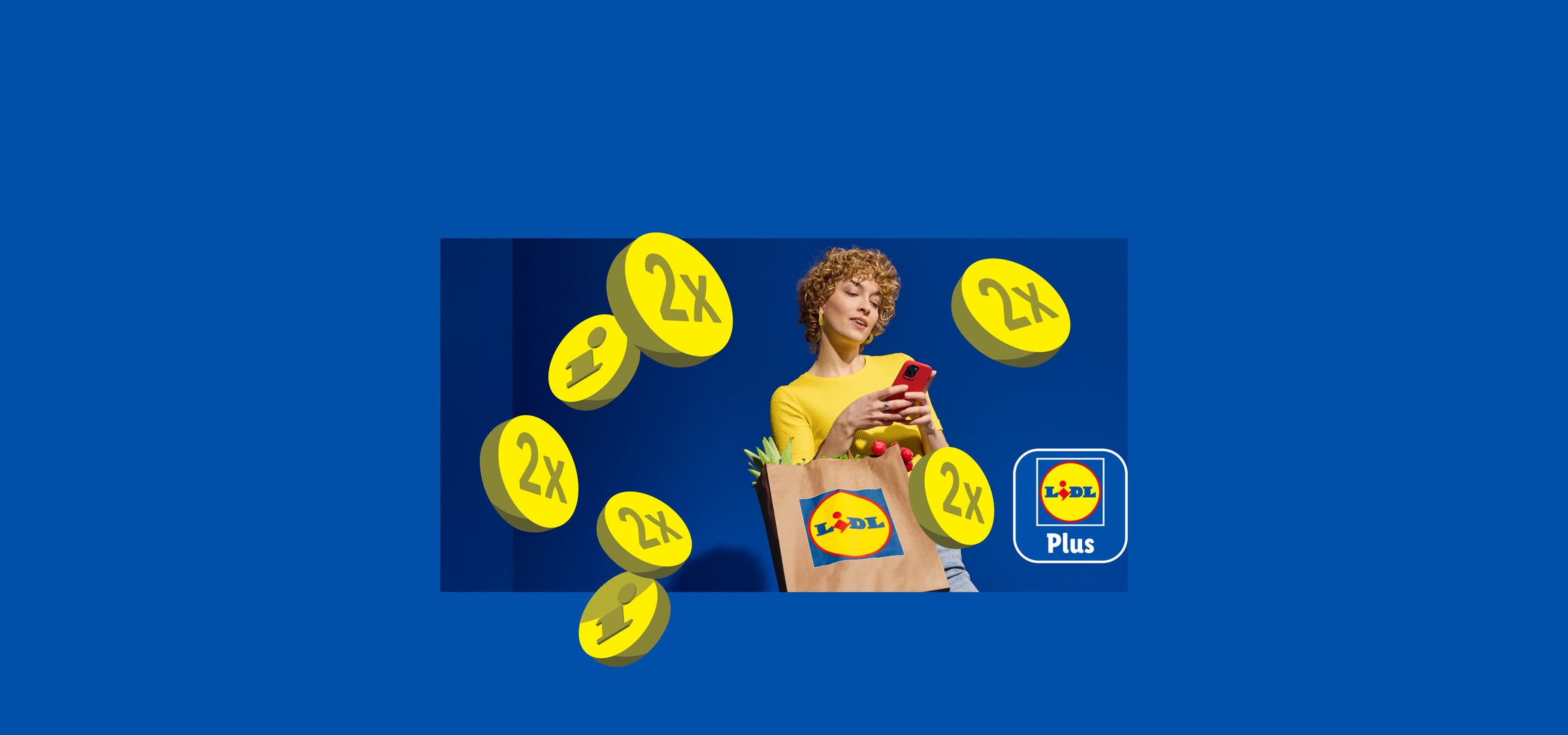 Donna sorridente con borsa della spesa e telefono, circondata da icone 2x e informazioni.