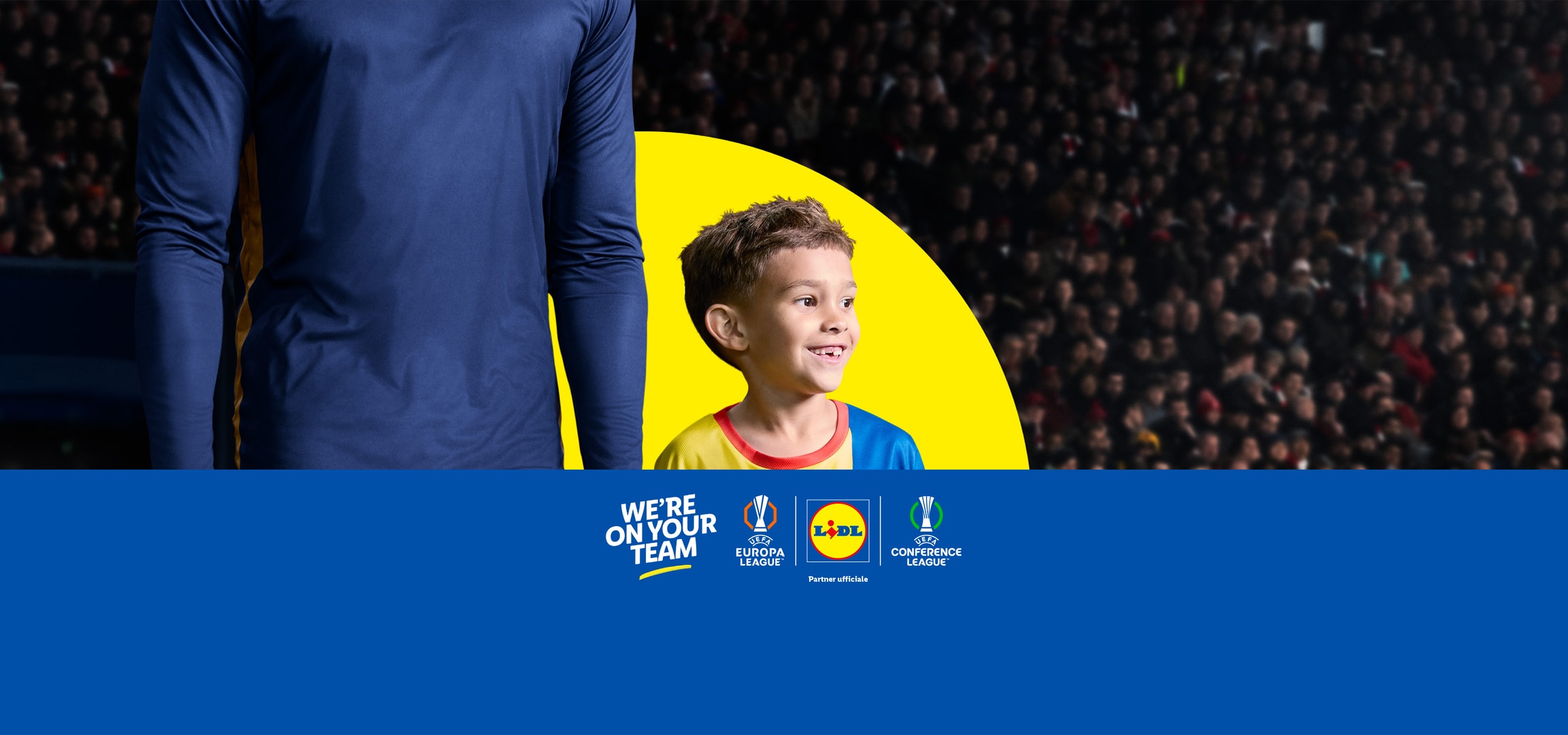 Un adulto e un bambino su un campo da calcio, con i loghi UEFA Europa League e Lidl.