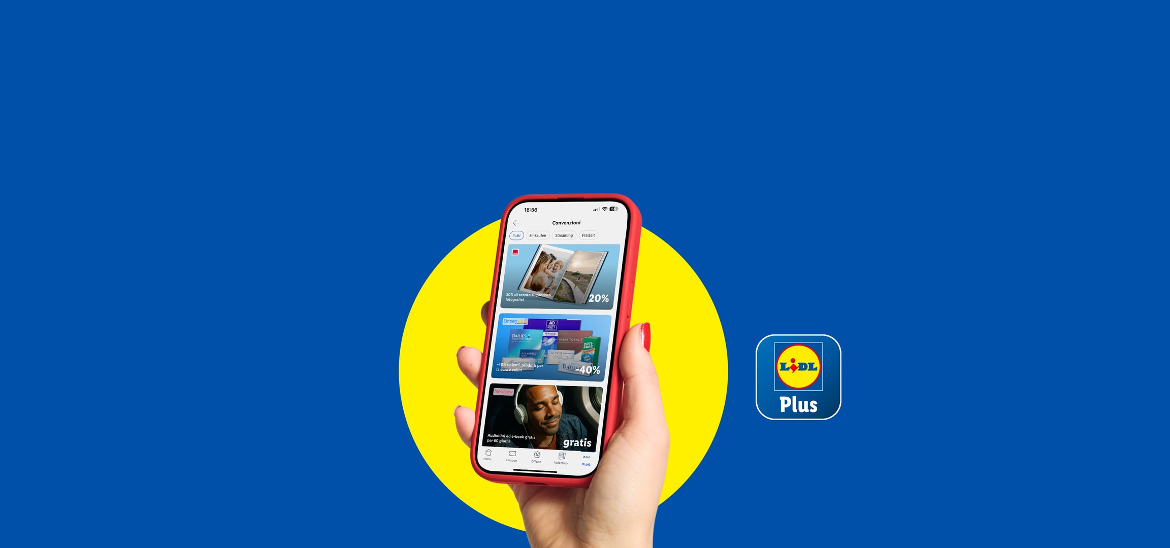 Una mano tiene uno smartphone che mostra l'app Lidl Plus con offerte di prodotti e servizi.