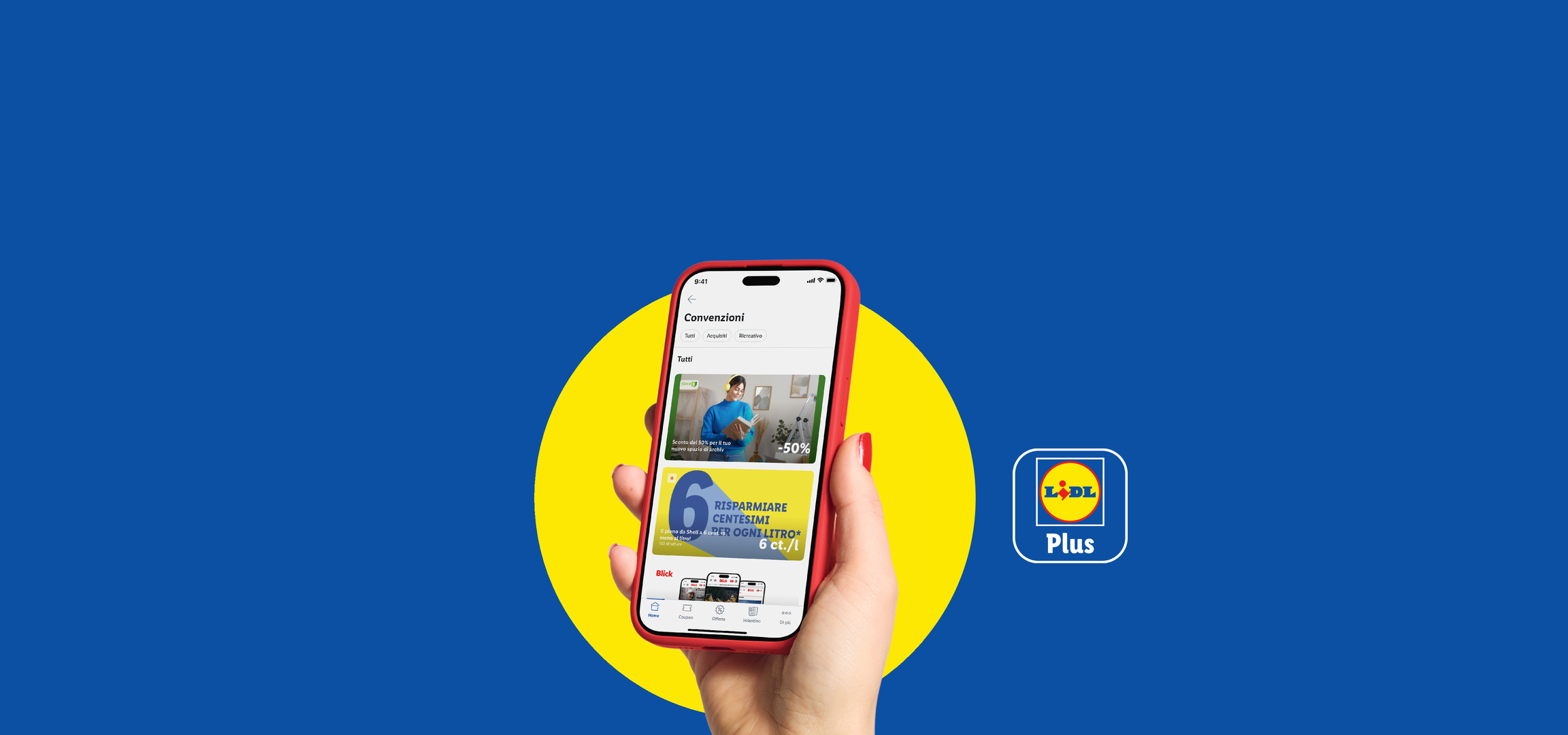 Una mano tiene uno smartphone con l'app Lidl Plus aperta, mostrando offerte e sconti.