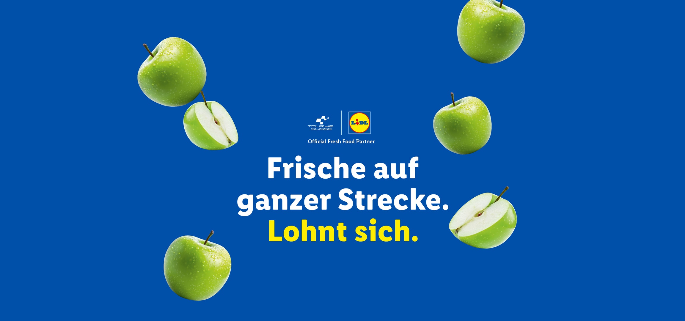 Frische grüne Äpfel auf blauem Hintergrund mit dem Text: „Frische auf ganzer Strecke. Lohnt sich.“