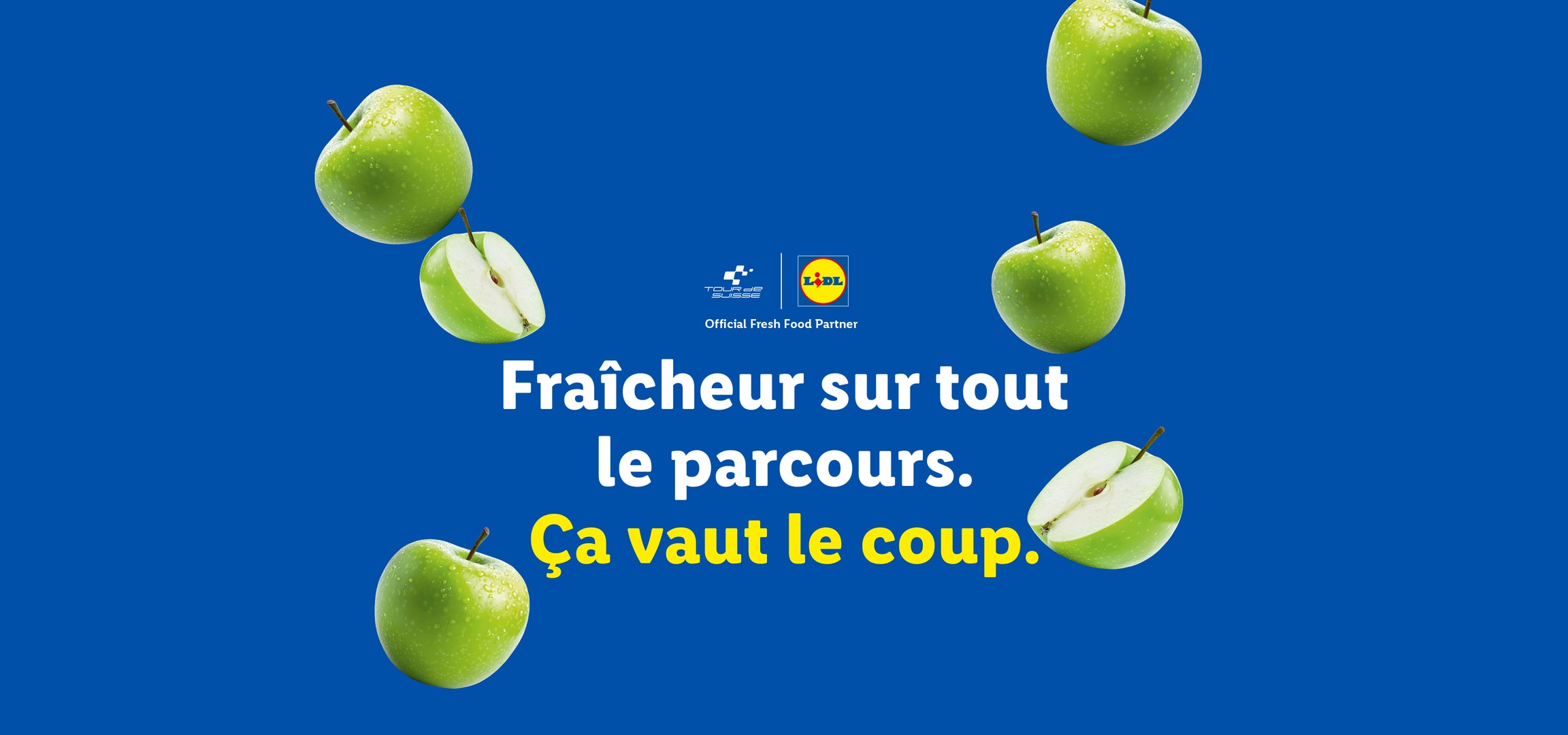 Pommes vertes fraîches sur fond bleu avec le texte : Fraîcheur sur tout le parcours. Ça vaut le coup.