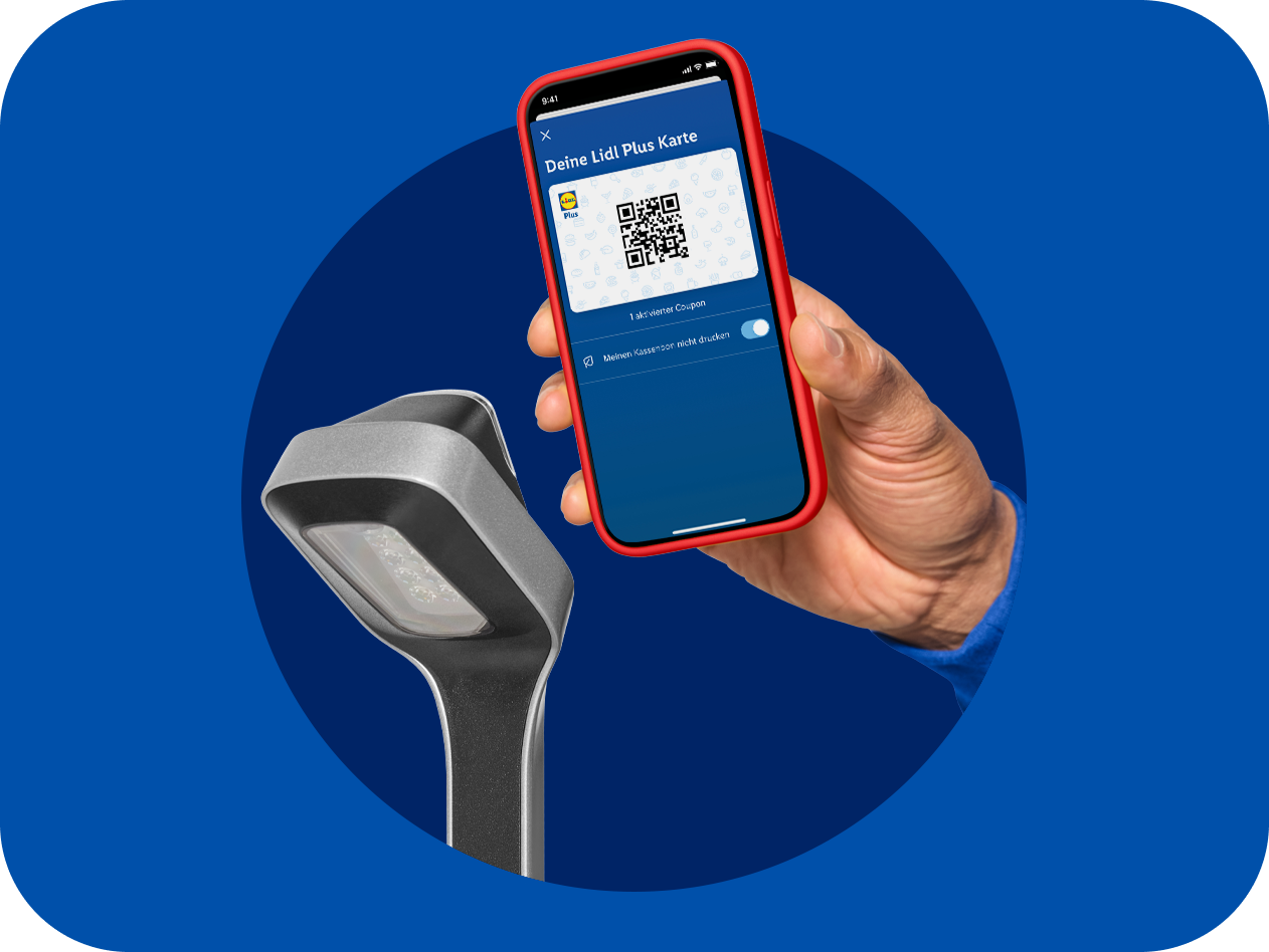 Eine Hand hält ein Smartphone mit einem QR-Code, der an einem Scanner gescannt wird.