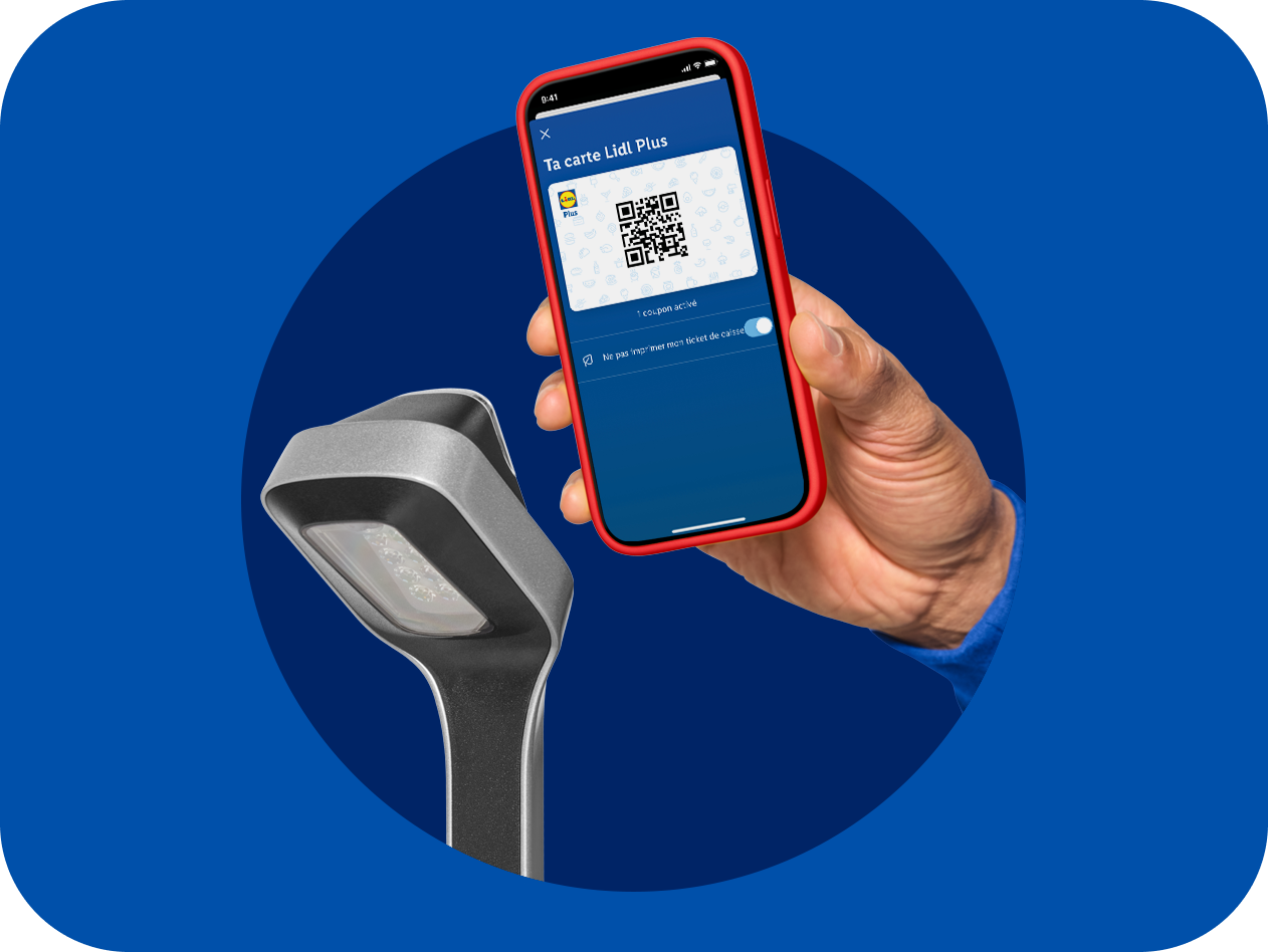 Une main tient un smartphone affichant un QR code de carte de fidélité, près d'un scanner.