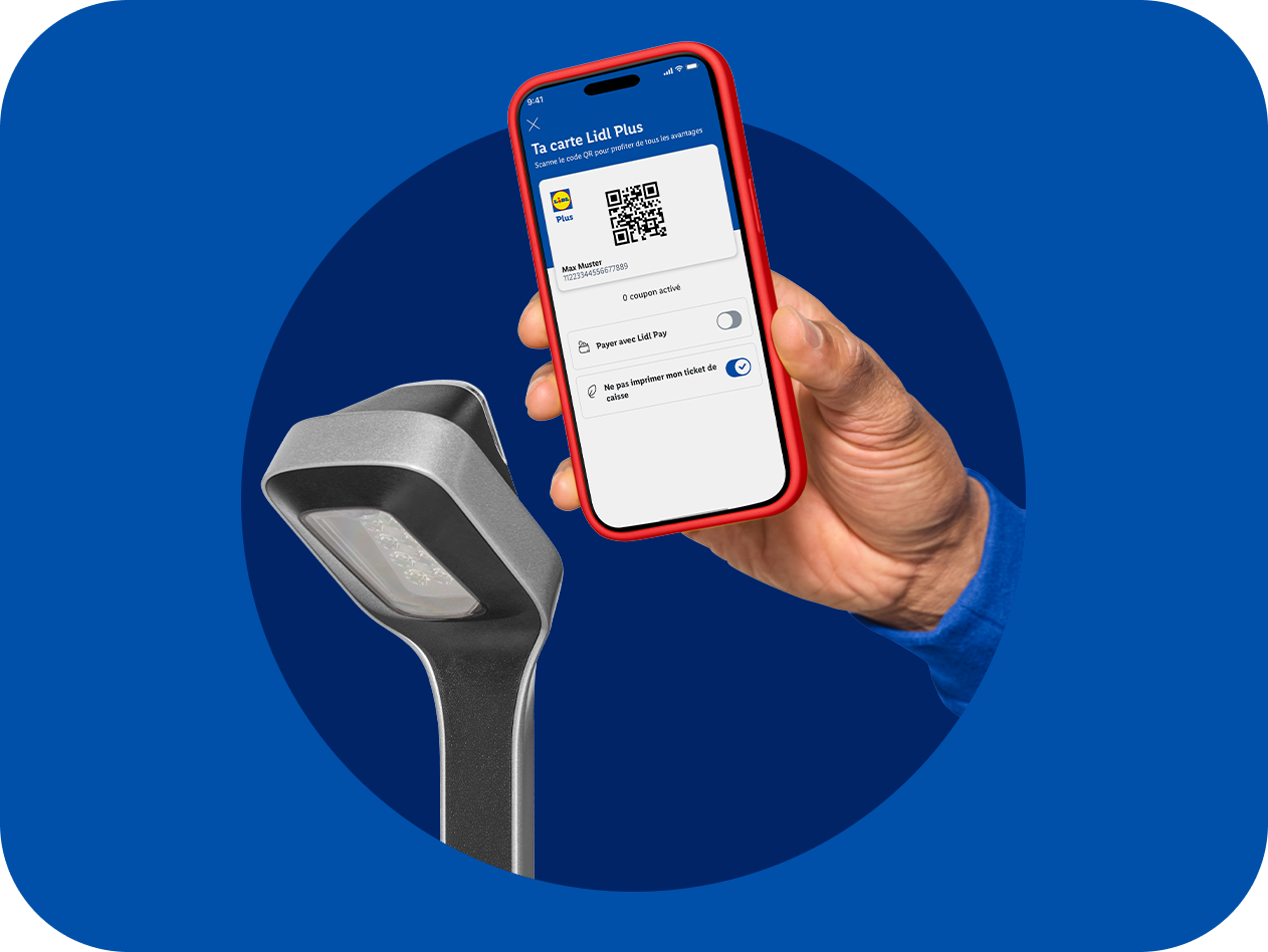 Une main tient un smartphone affichant l'application de carte de fidélité devant un scanner.