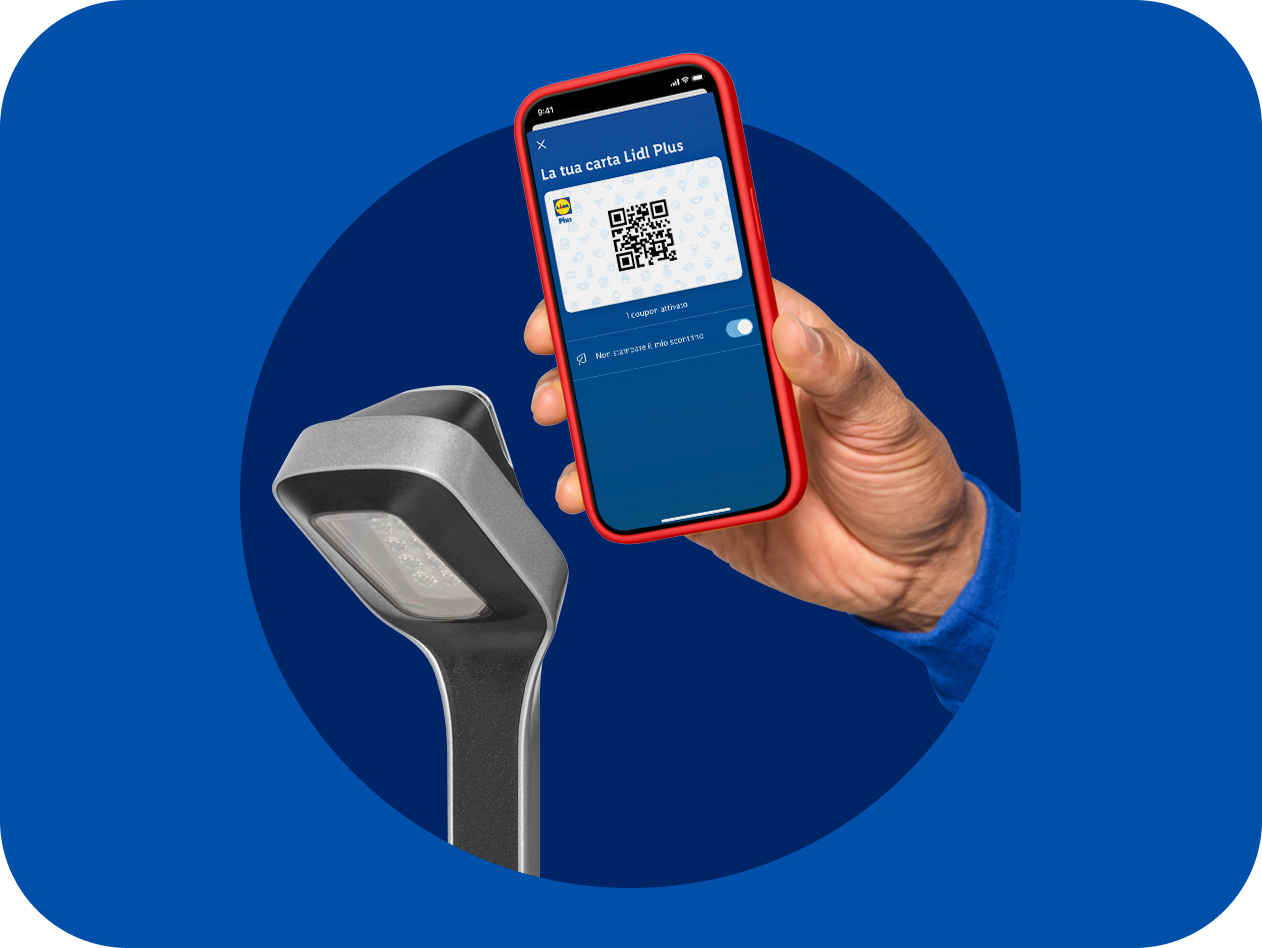 Una mano tiene uno smartphone con la carta fedeltà digitale Lidl Plus e un codice QR, vicino a uno scanner.