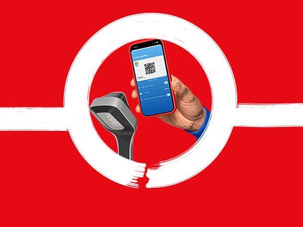 Main tenant un smartphone avec un code QR, à côté d'un scanner de codes-barres, sur fond rouge.