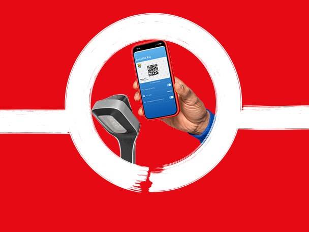 Una mano tiene uno smartphone con un codice QR, vicino a uno scanner, su sfondo rosso.