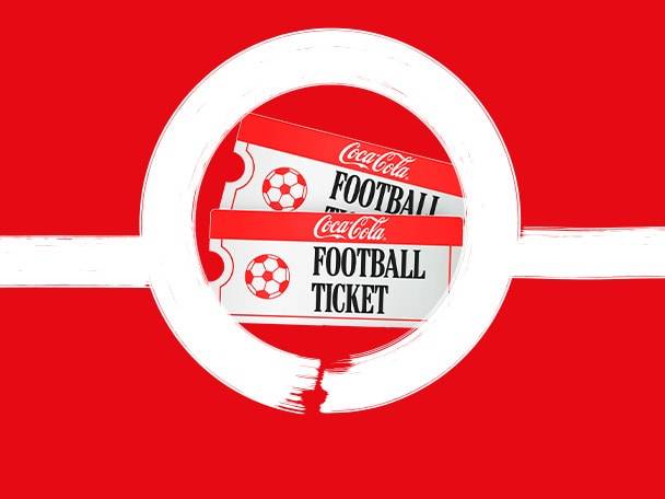 Deux billets de match de football avec un ballon, sur fond rouge avec une croix blanche.