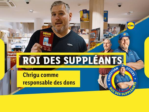 Homme dans un magasin montrant une carte de réduction, avec le texte 'Roi des Suppléants' et 'Responsable des dons'.