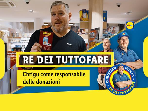 Uomo in un negozio che mostra una carta sconto, con il testo 'RE DEI TUTTOFARE' e 'Chrigu come responsabile delle donazioni'.
