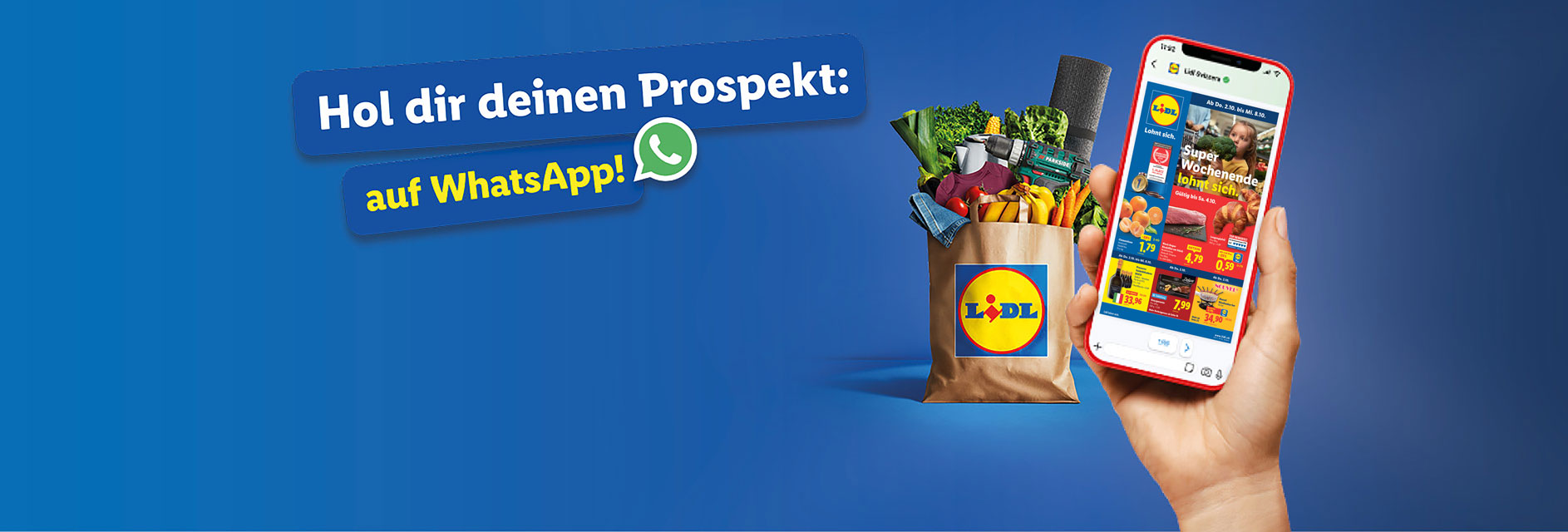 Eine Lidl-Einkaufstasche voller Produkte und ein Telefon, das eine Lidl-Werbung anzeigt.
